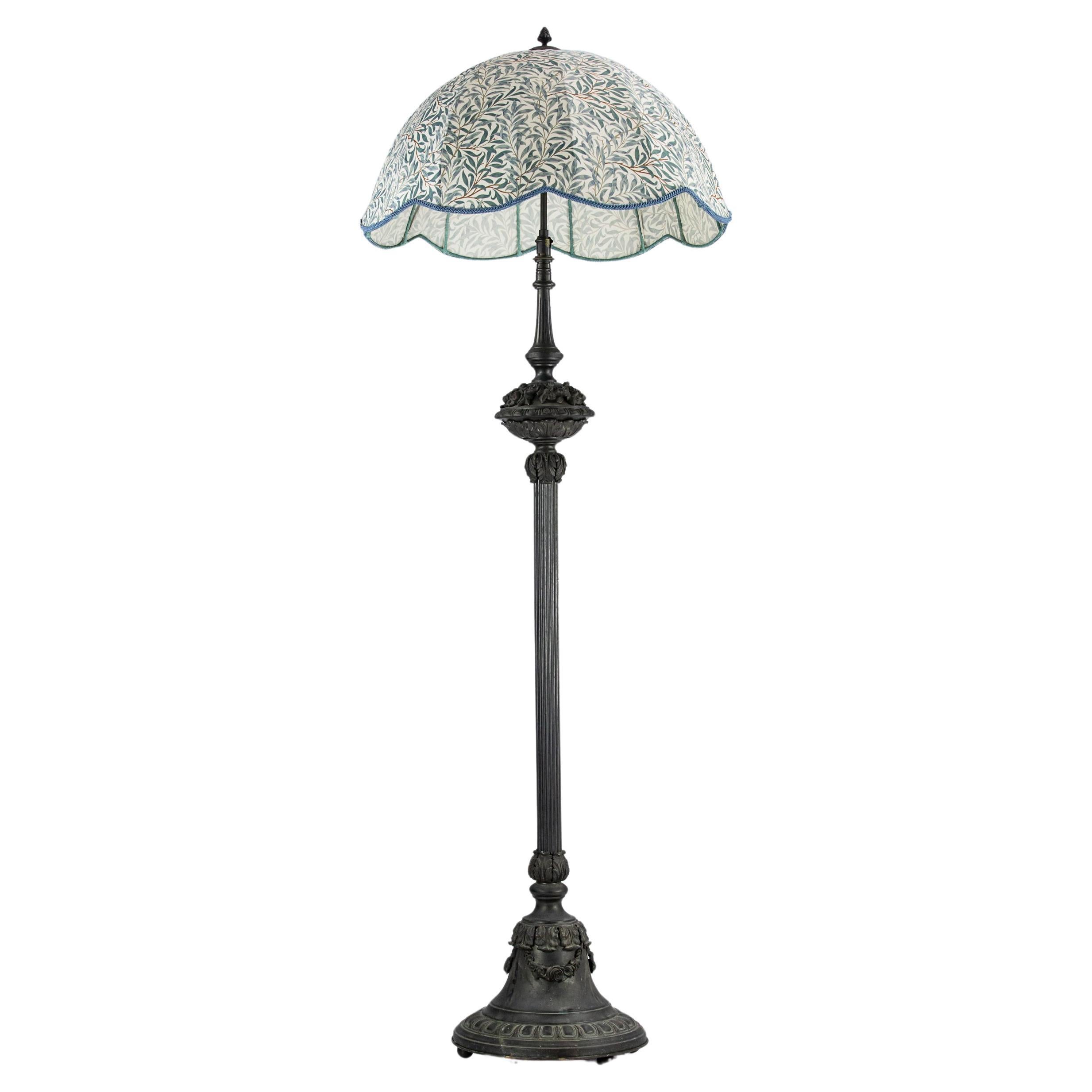 Stehlampe mit Gelenk aus Bronze und maßgefertigtem William Morris-Schirm im Angebot