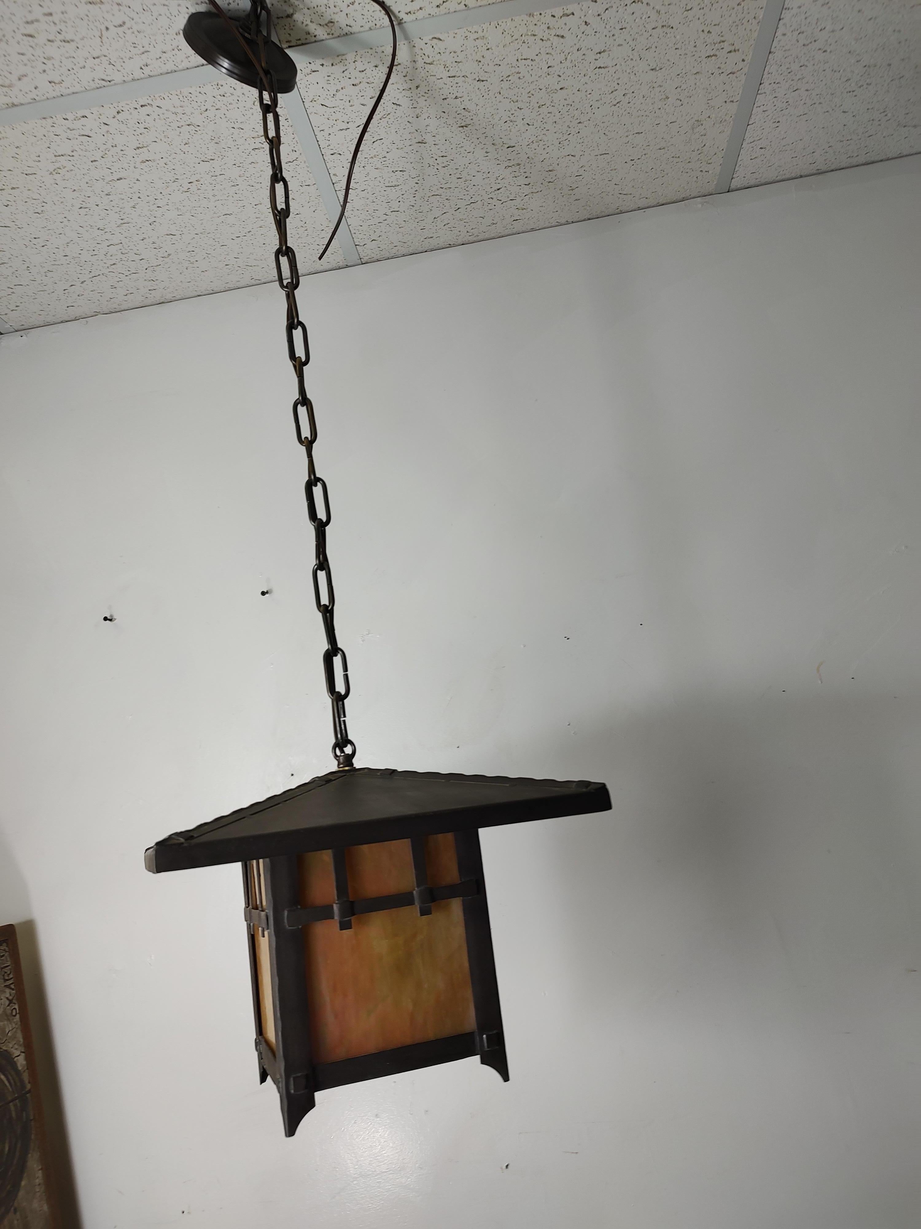 Lampes suspendues Arts & Crafts en bronze avec verre plaqué 4 disponibles en vente 3