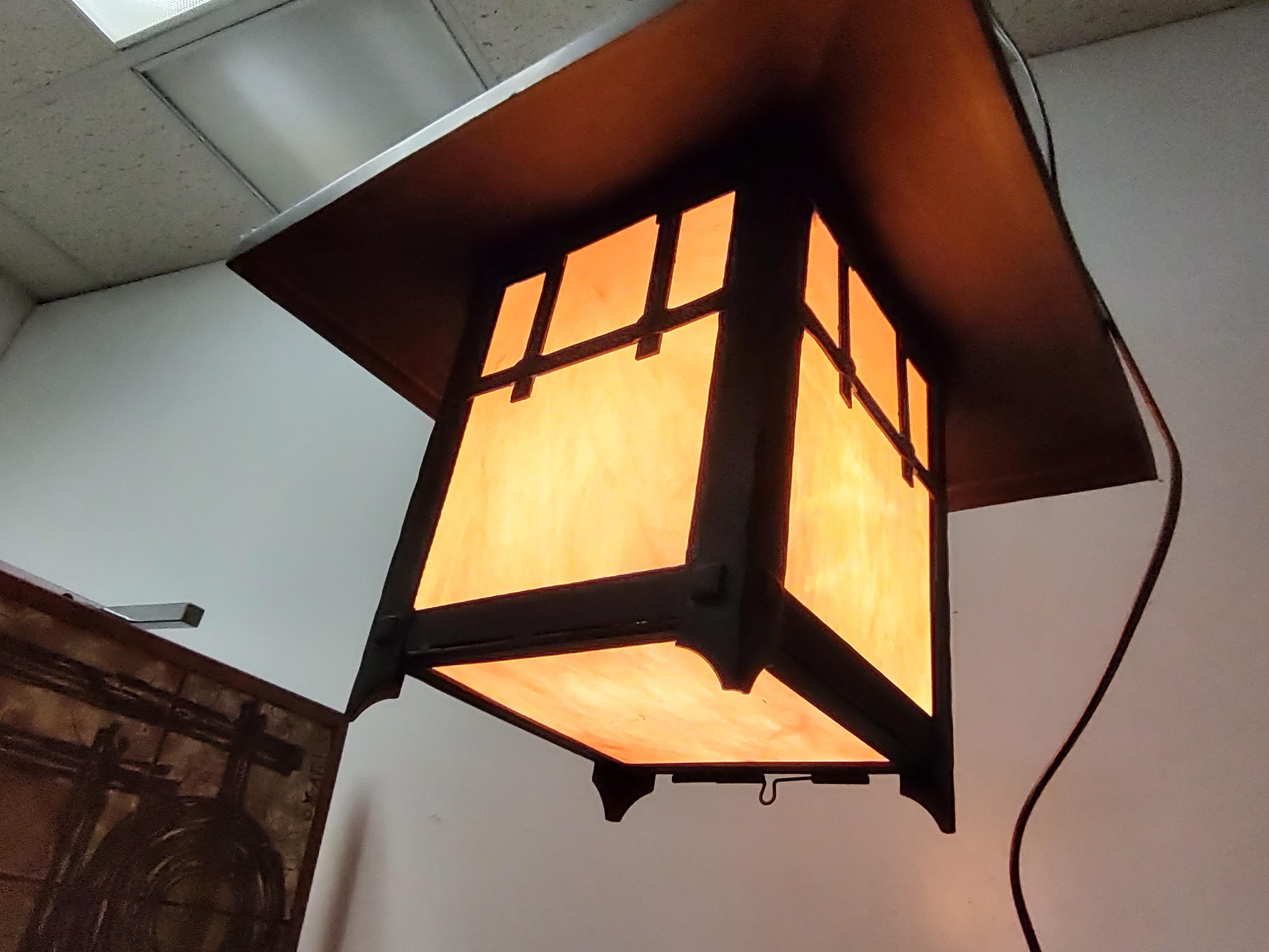 Lampes suspendues Arts & Crafts en bronze avec verre plaqué 4 disponibles en vente 6