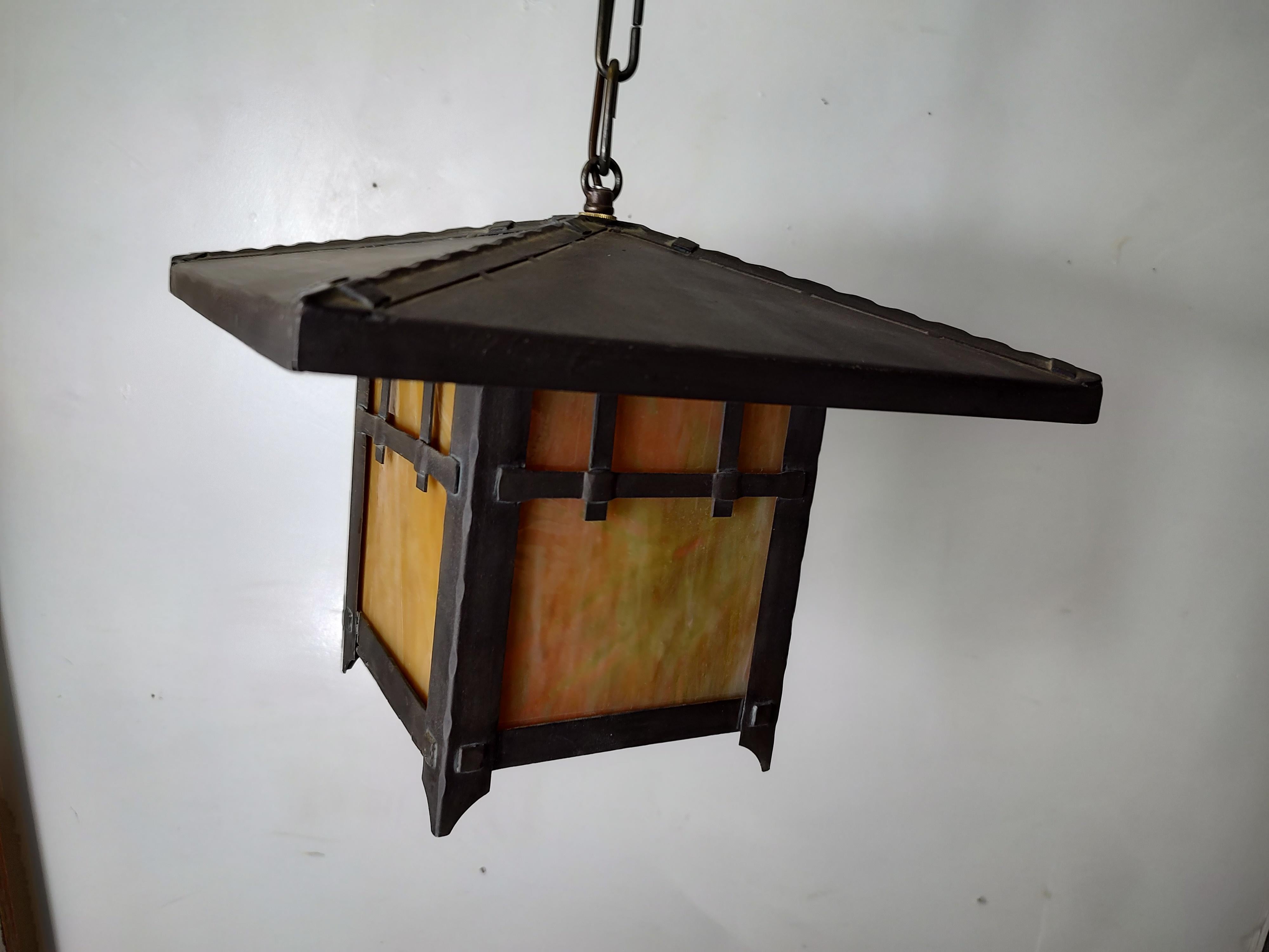 Lampes suspendues Arts & Crafts en bronze avec verre plaqué 4 disponibles en vente 2
