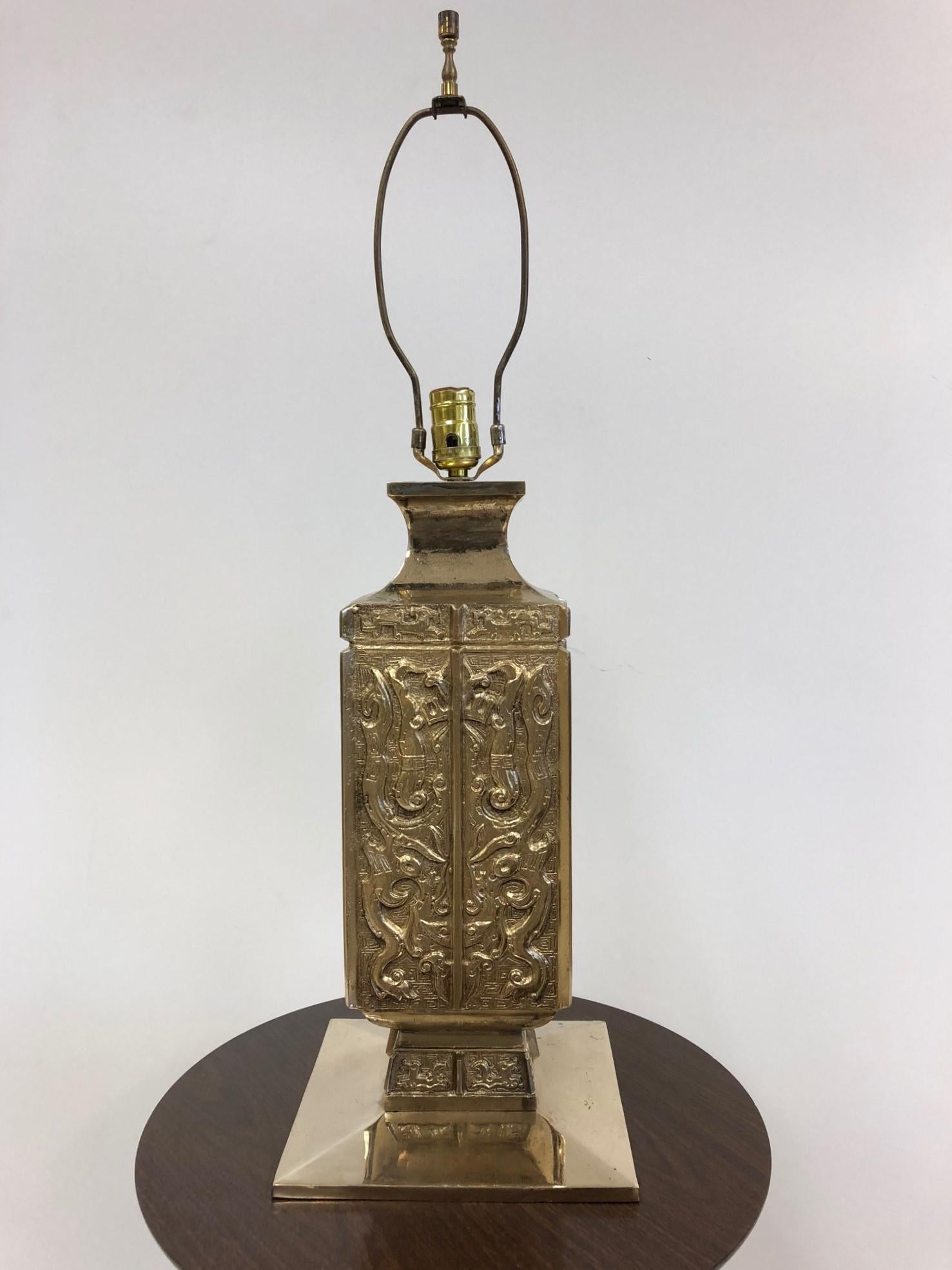 Exquisites Paar asiatischer Lampen aus Bronze. Diese Lampen sind gut gestaltet, schwer und würden in einem asiatisch inspirierten Raum besonders gut aussehen. James-Mont-Stil.
Die Basis misst: 9.25