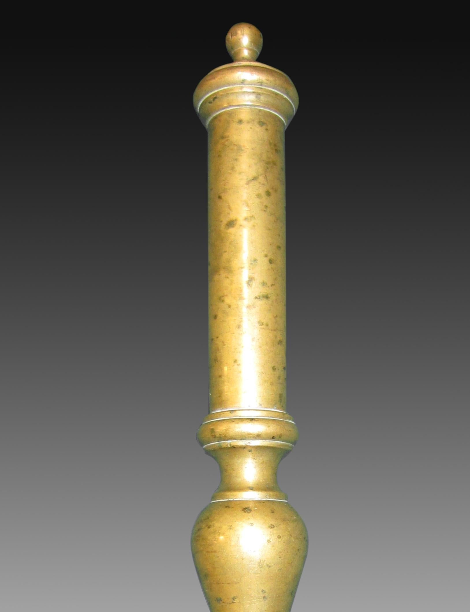 Hyssop. Bronze, 18th century.
 Swab made of bronze, forming the usual circular part, followed by a shaft decorated with moldings, which separate a tubular part from another with a balustrade shape. This combination of lines is common in