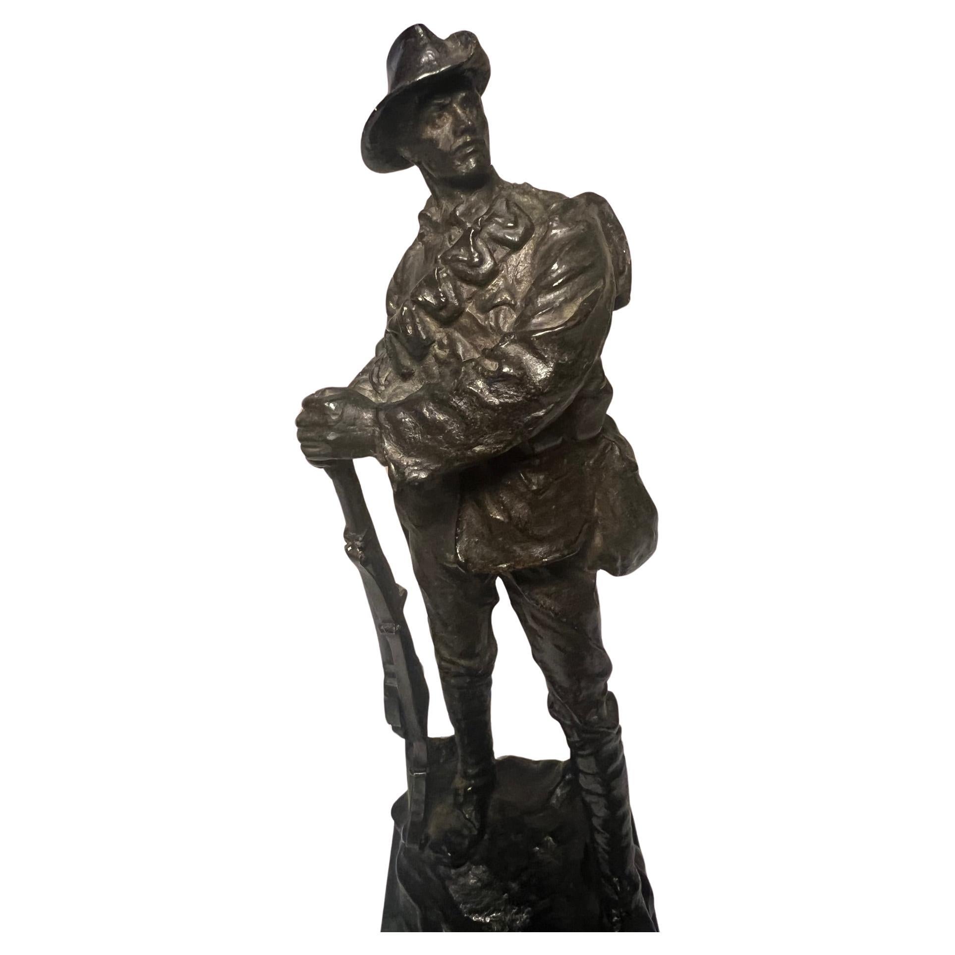 Beeindruckende Statue eines australischen Infanteristen, original patiniert und gut modelliert.

Von dem bekannten englischen Bildhauer Leonard Stanford Merrifield. (1880-1943).