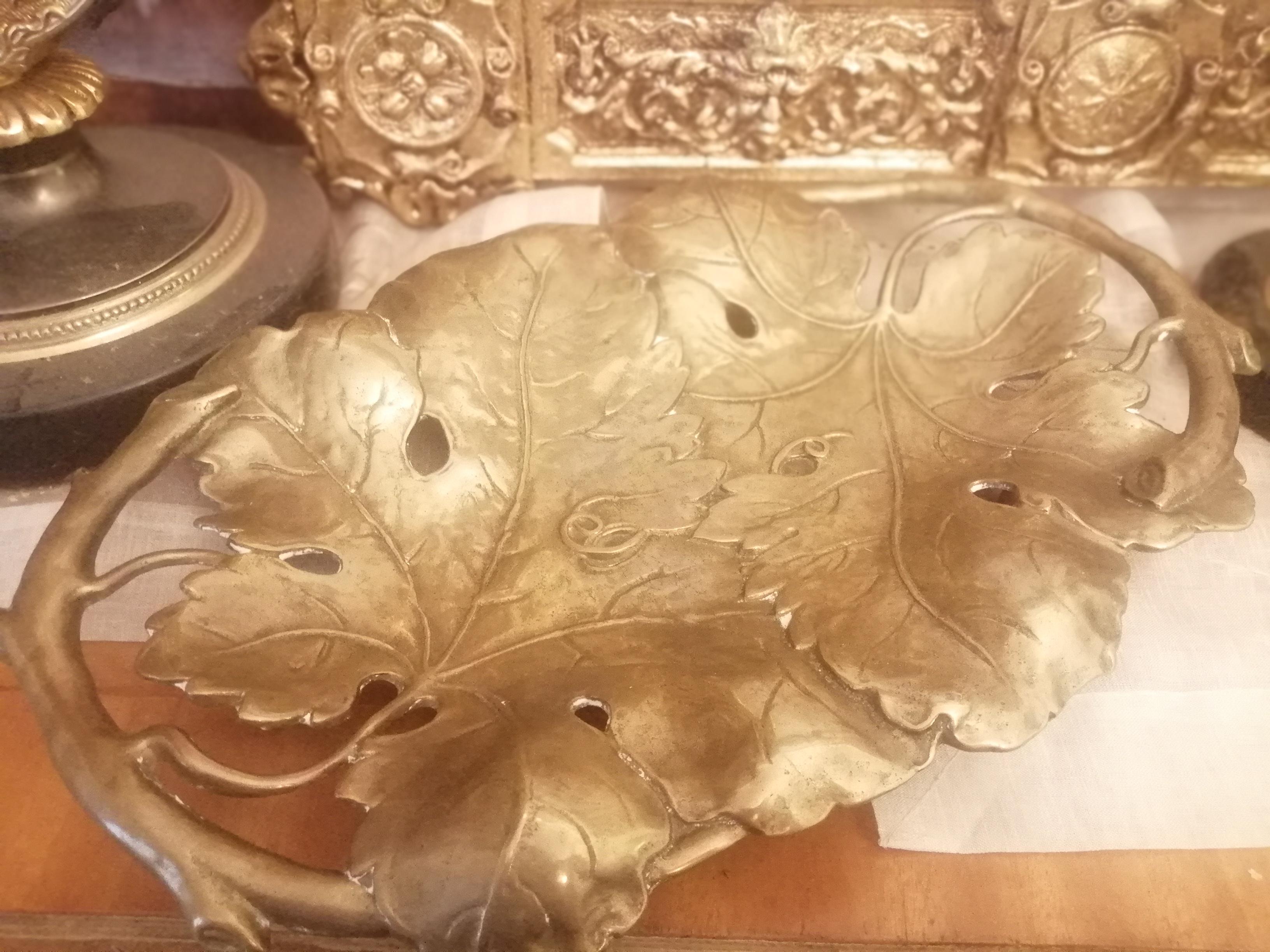 Herbst Traubenblätter Tablett in Bronze
Schönes Tablett oder Taschenentleerungs-Tablett oder wie auch immer Sie es nennen wollen
Es ist sehr hübsch und elegant, mit einem sehr gut verarbeiteten Design
Wir haben zwei Stücke, die einzeln verkauft