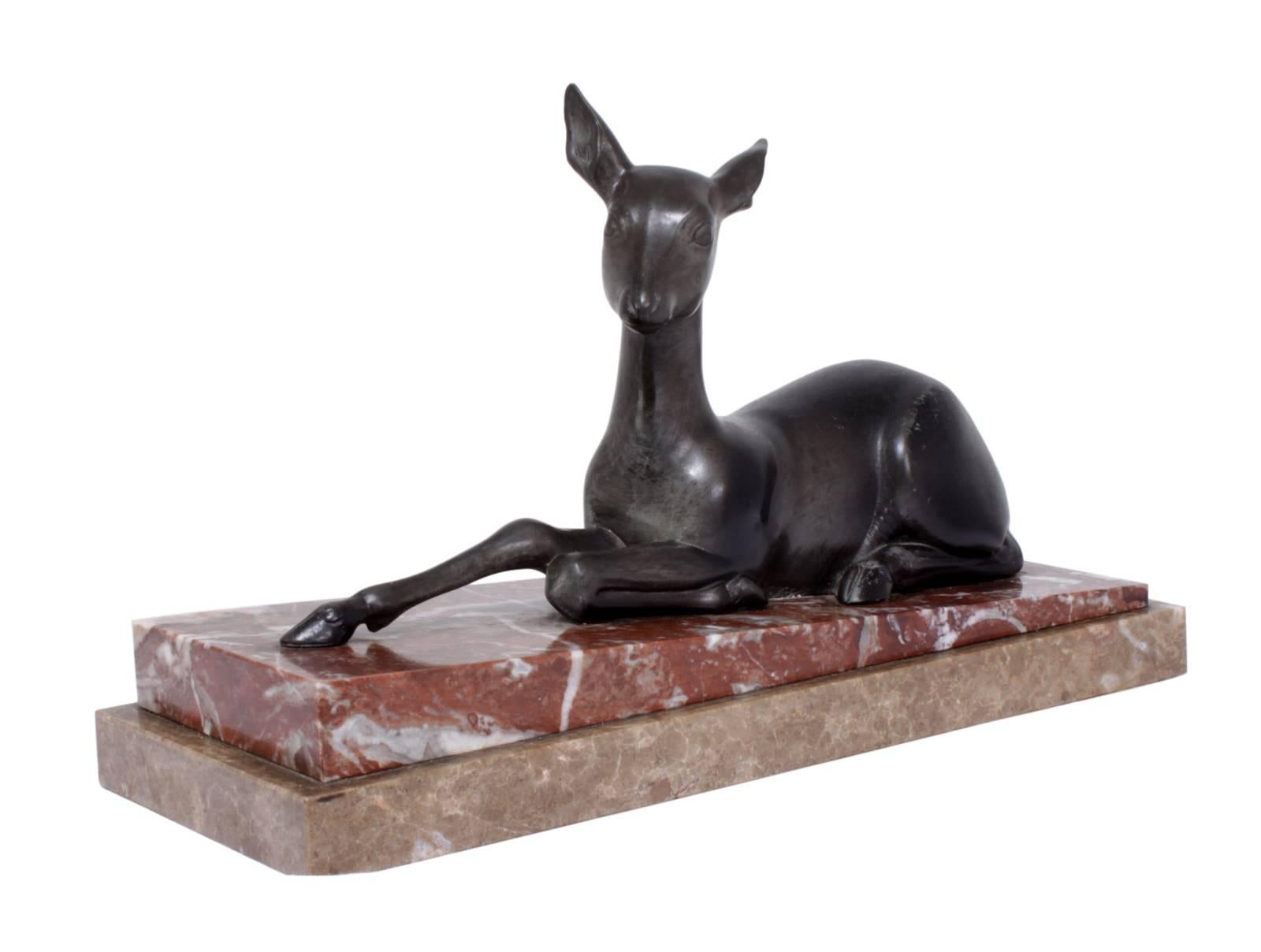 Bronze baby doe sculpture.
A small French bronze cast baby doe on slanted marble base, circa 1950.
Age: circa 1950.
Style: Art Deco
Material: Bronze
Condition: Very good.
Dimensions: 19 H x 30 W x 12 D cm.