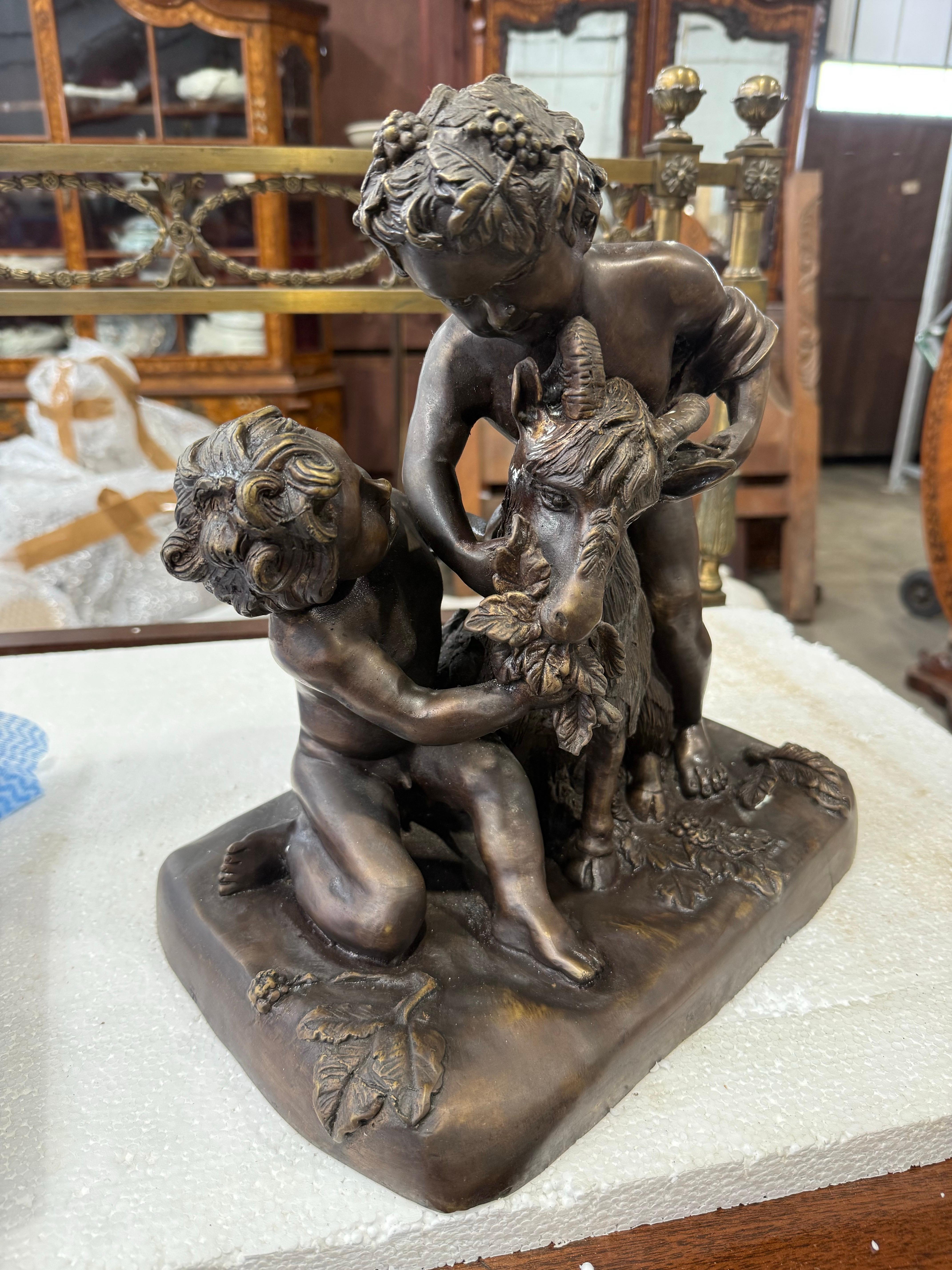 Una scultura in bronzo affascinante e finemente dettagliata che raffigura una coppia di putti giocherelloni alle prese con una capra, resa secondo la vivace tradizione bacchica. Ispirato al lavoro dello scultore francese del XVIII secolo Claude