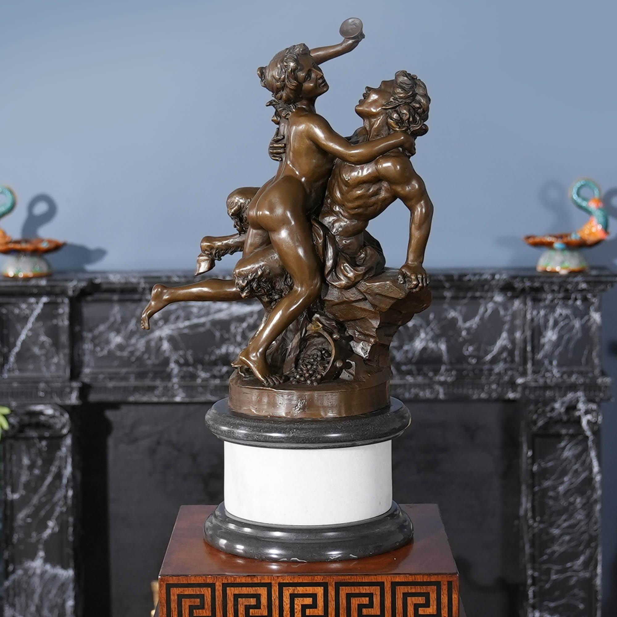 Magnifique même lorsqu'il est immobile, le Bacchus en bronze avec femme sur socle en marbre est un ajout frappant à n'importe quel décor. Utilisant les méthodes traditionnelles de moulage à la cire perdue, la statue en bronze de Bacchus et de la