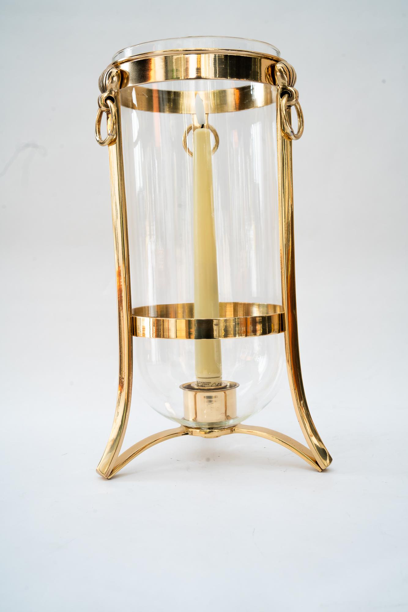 Lanterna da balcone in bronzo con vetro di Vienna 1960 circa
Bronzo lucidato e smaltato a fuoco
Vetro originale
Il bastone della candela non è in vendita, serve solo per il servizio fotografico.