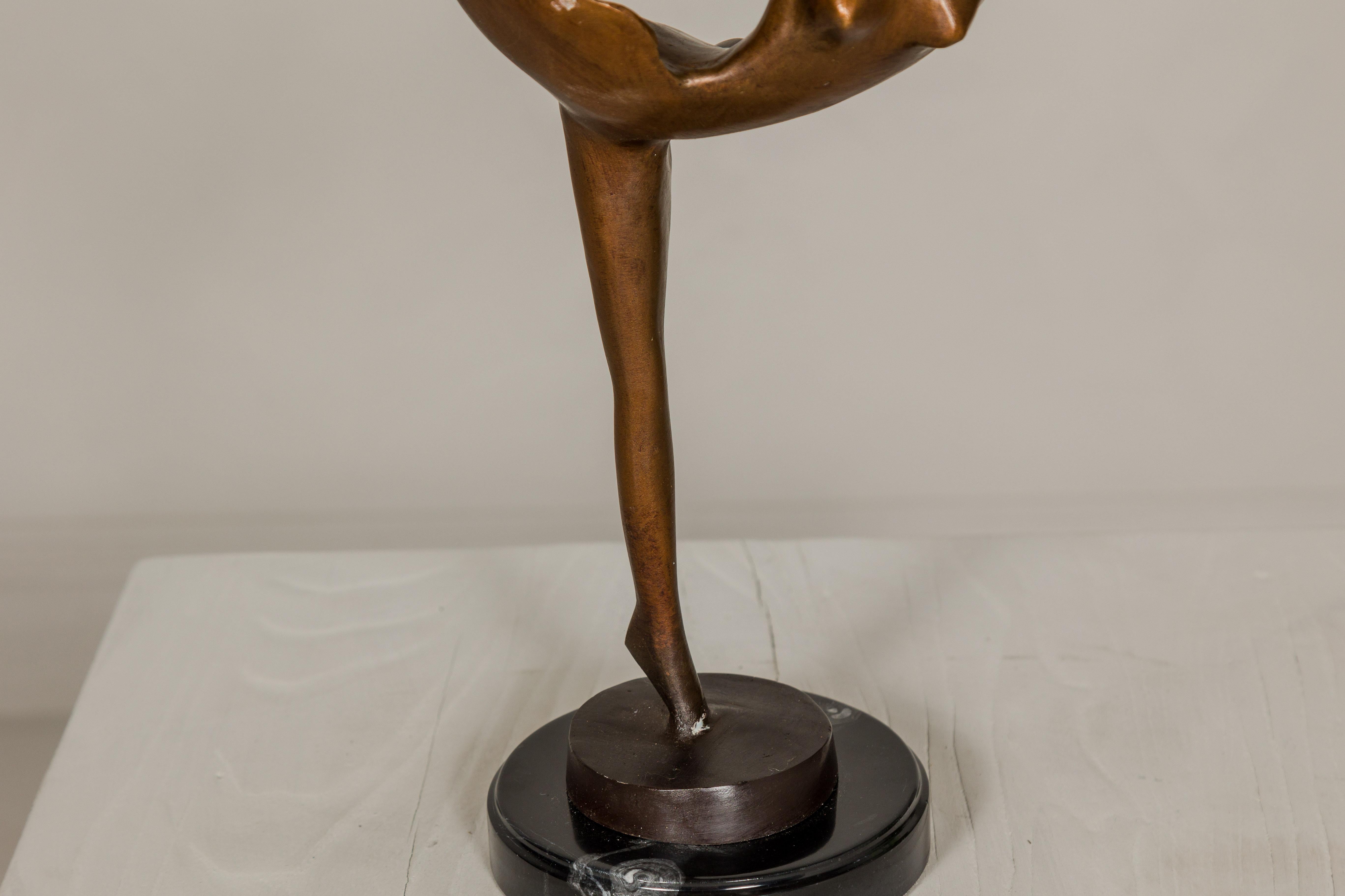 Statuette de ballerine en bronze sur socle en marbre noir avec inspiration abstraite en vente 1