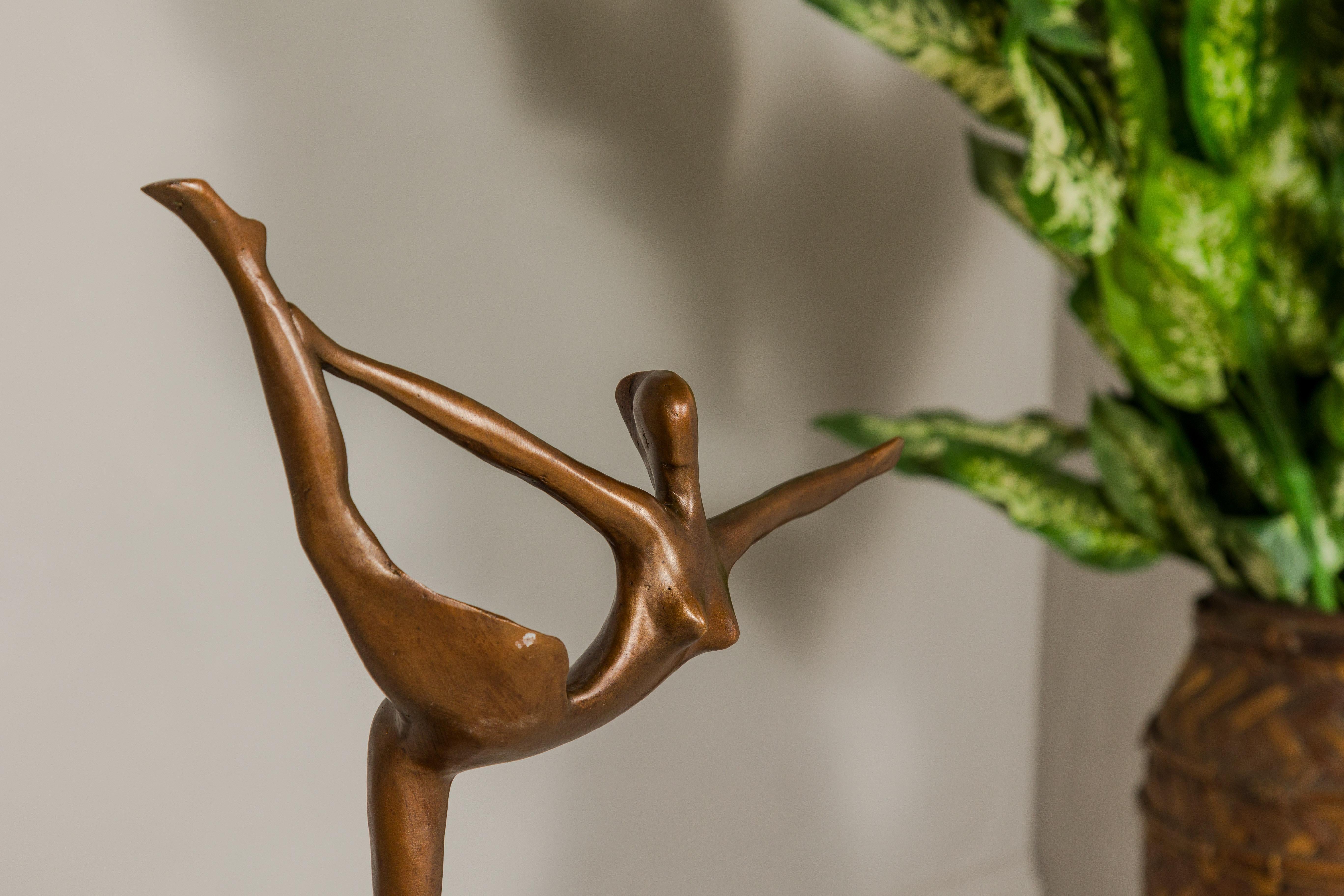 Statuette de ballerine en bronze sur socle en marbre noir avec inspiration abstraite en vente 3
