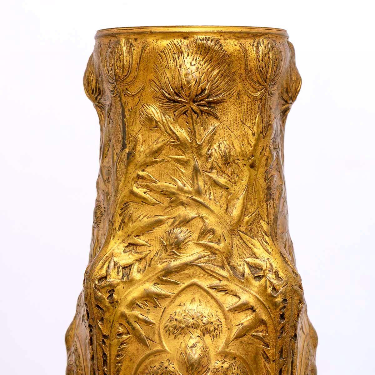 Charming baluster vase in gilded bronze, very beautiful casting signed F. BARBEDIENNE.
The decoration proudly bearing thistles of Lorraine is magnified by an octagonal base in French marble, green of the Alps.

Period : End of XIXth century - Art