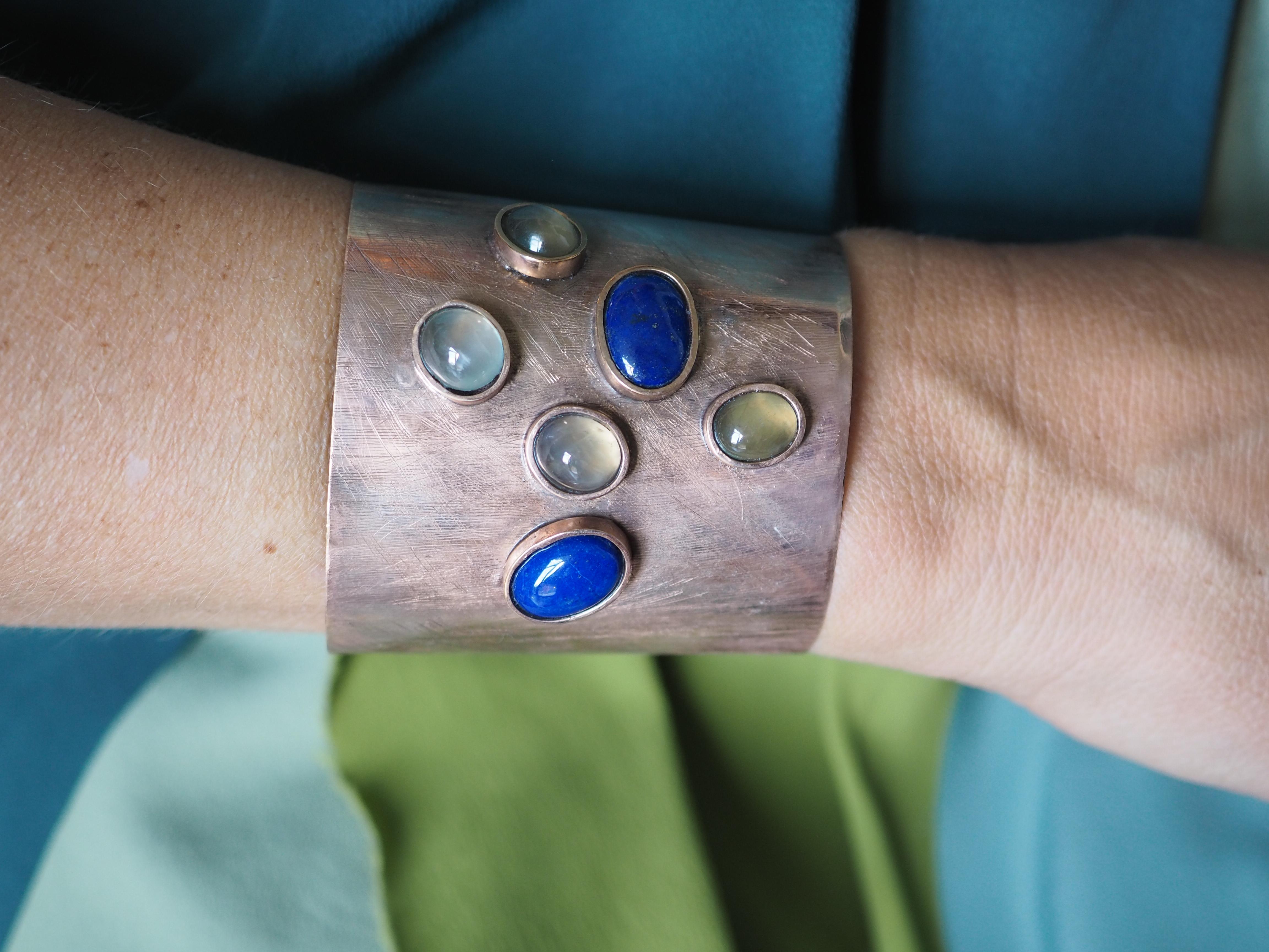 Bracelet jonc en bronze, cabochons de lapis et opale Unisexe en vente