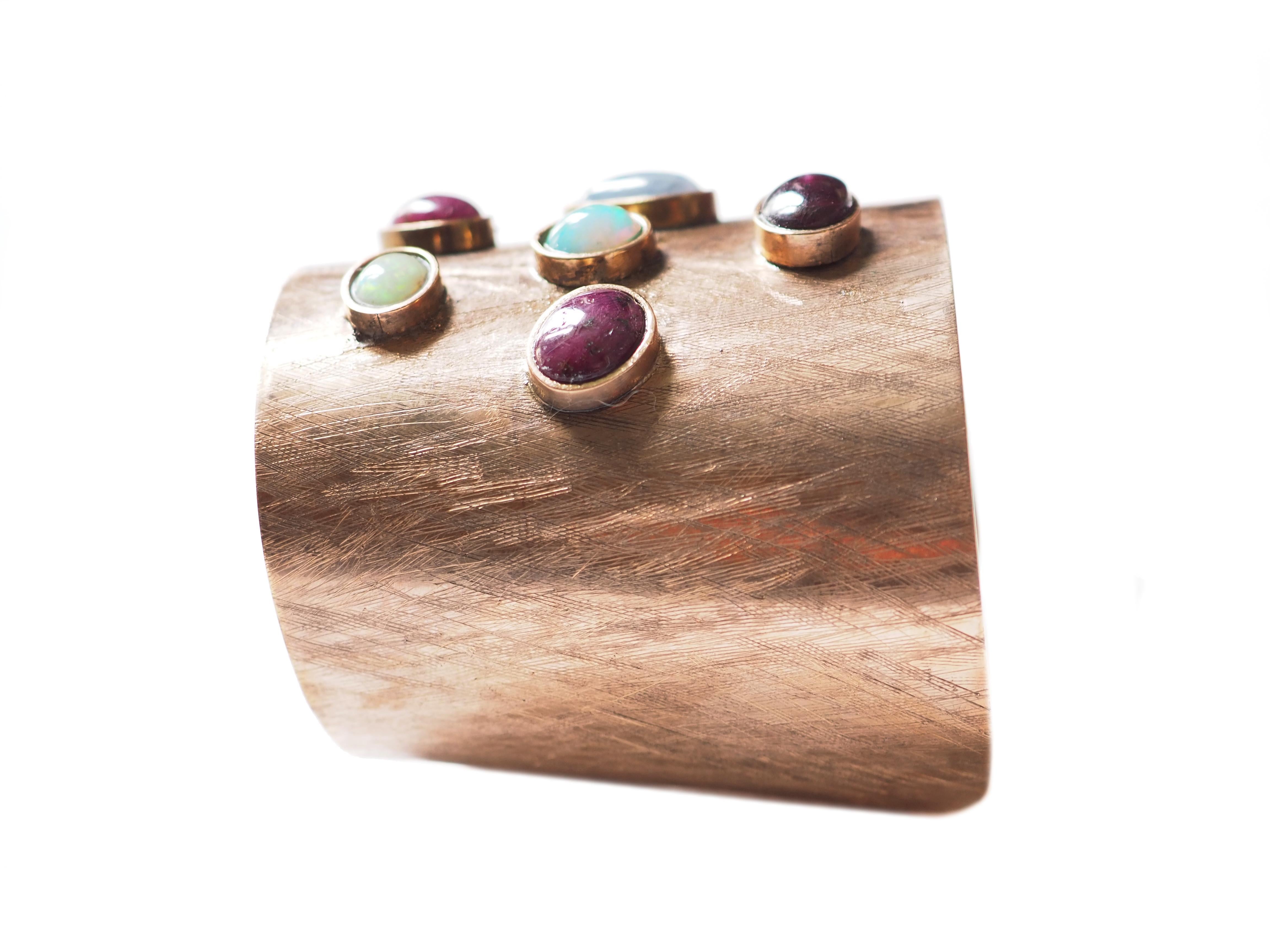 Artisan Bracelet jonc en bronze avec opale, rubis et saphirs bleus en vente