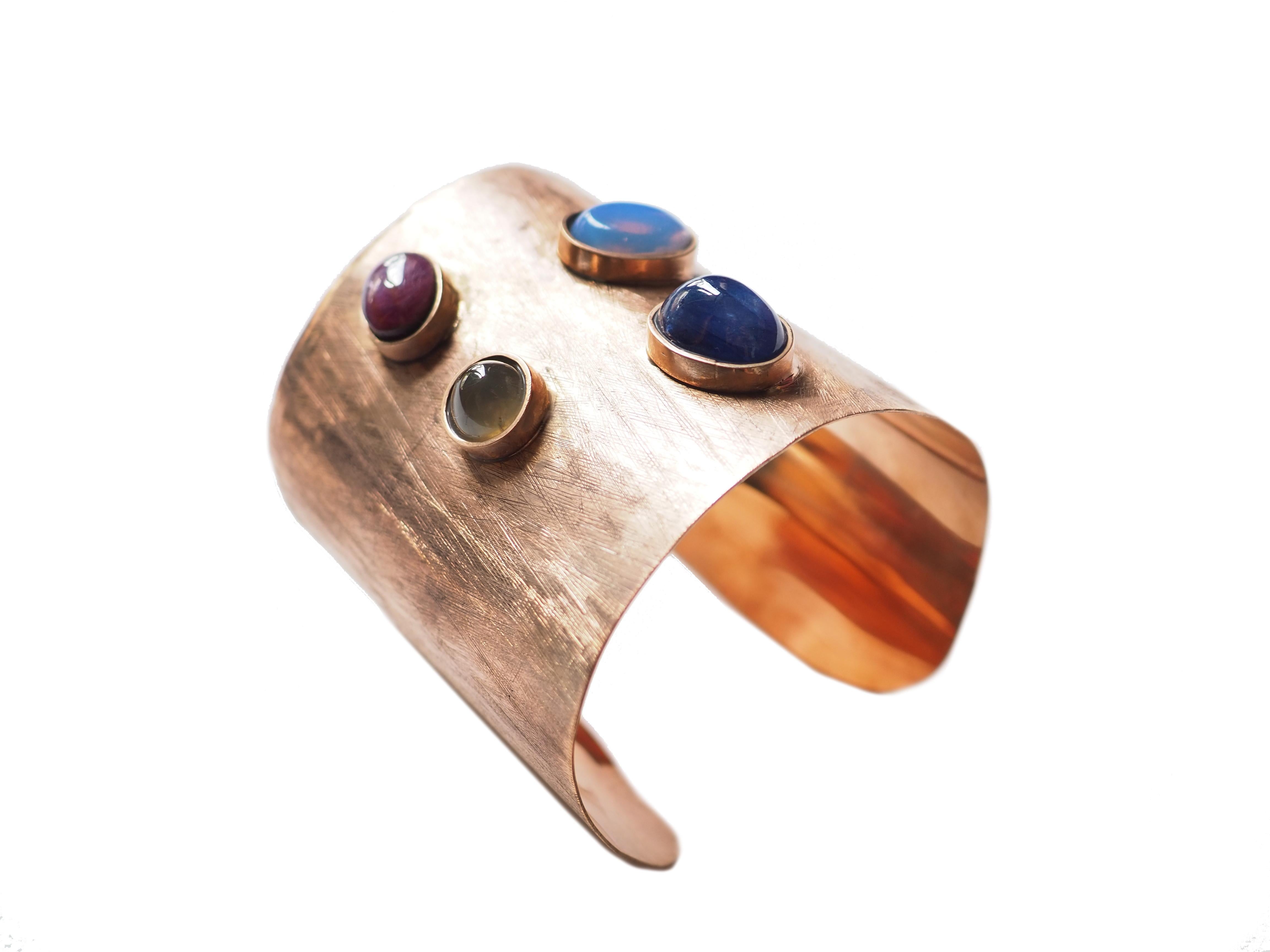 Taille cabochon Bracelet jonc en bronze avec opale, rubis et saphirs bleus en vente