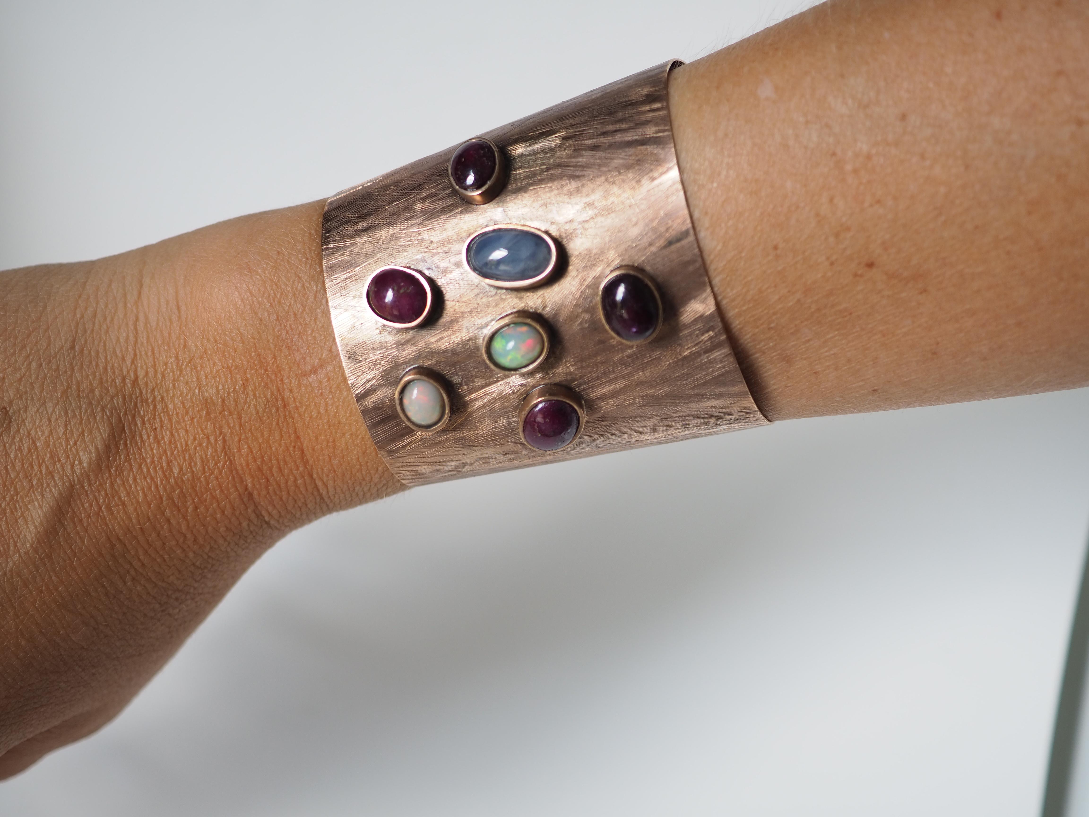 Bracelet jonc en bronze avec opale, rubis et saphirs bleus en vente 1