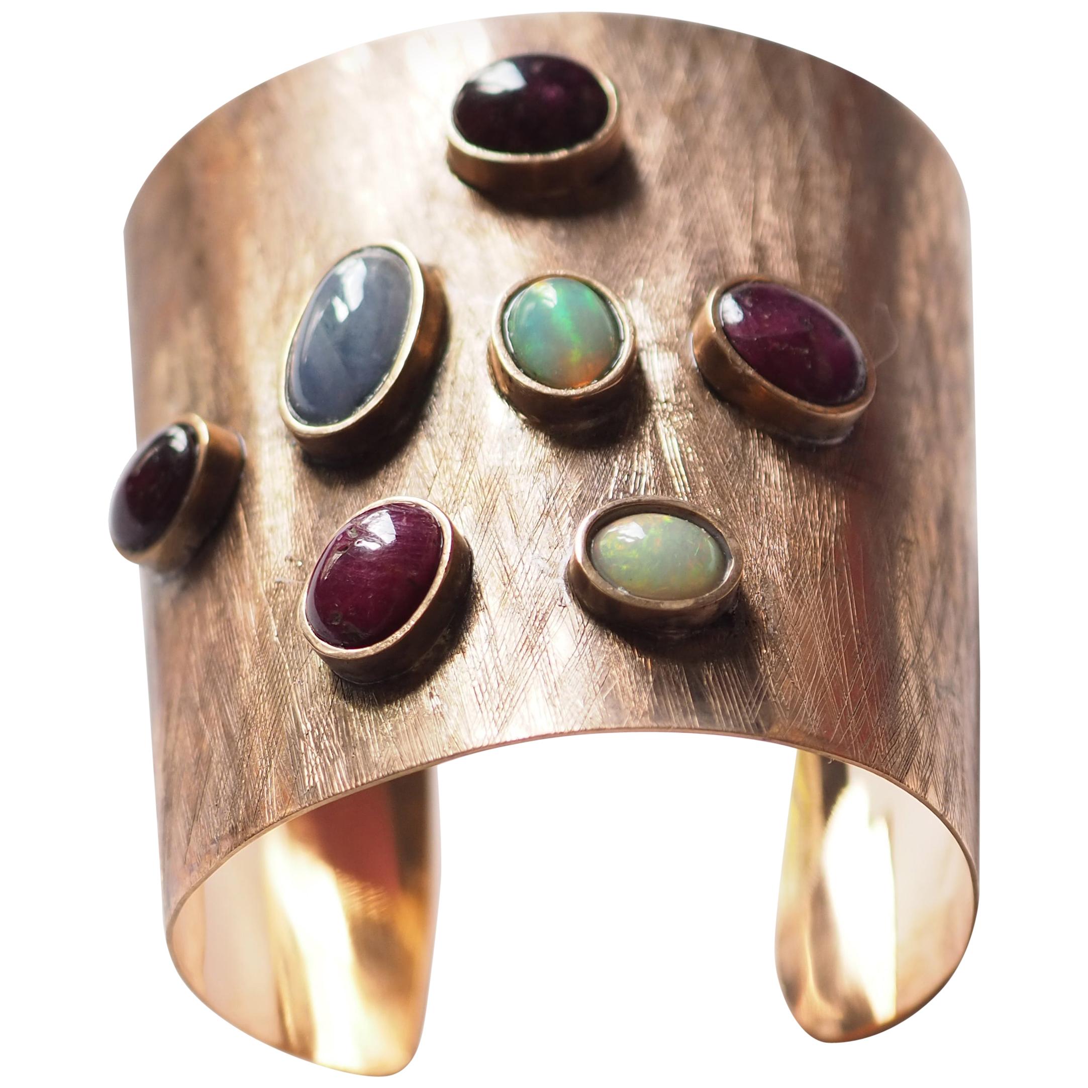 Bracelet jonc en bronze avec opale, rubis et saphirs bleus en vente