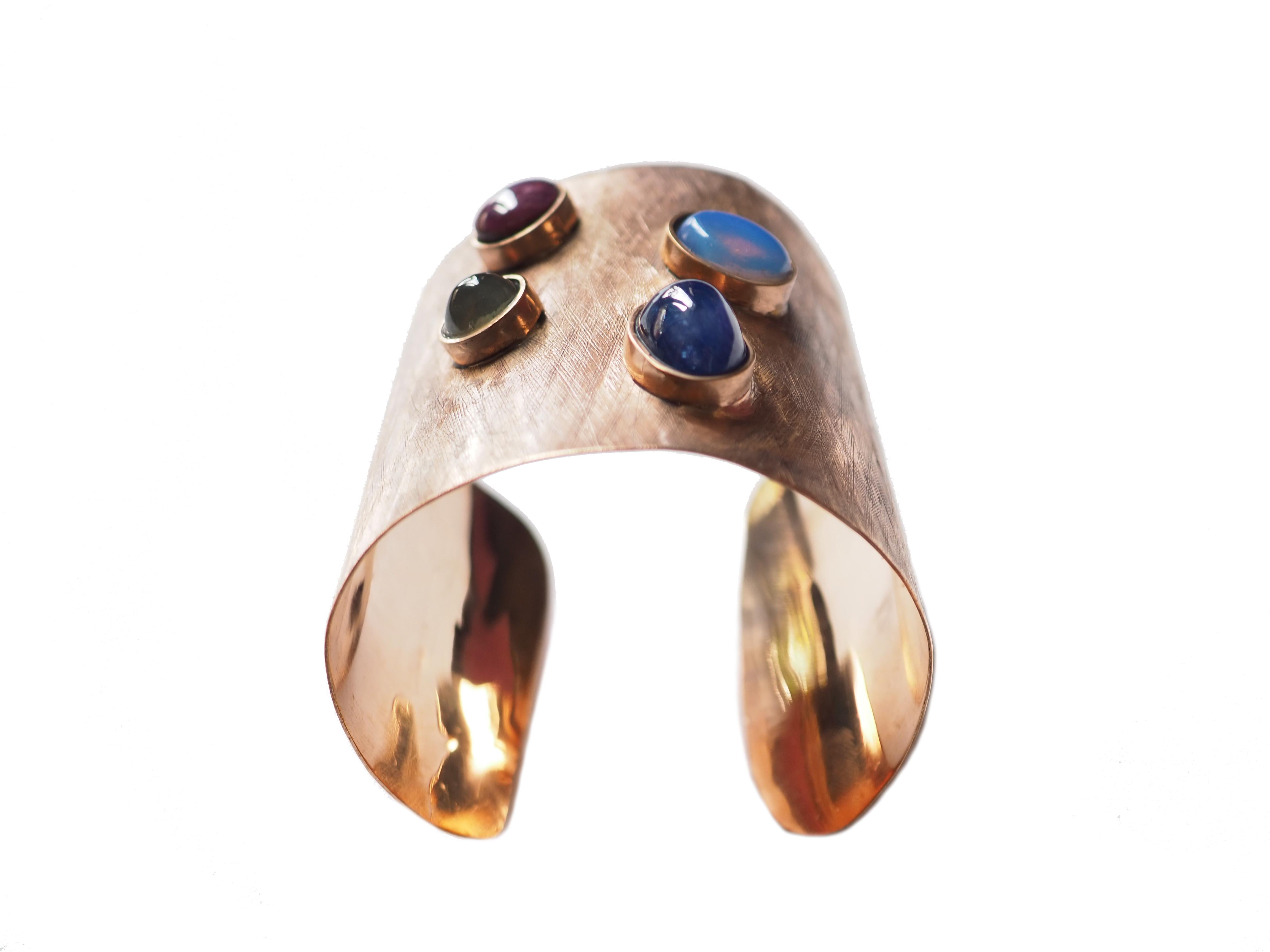Bracelet en bronze avec  rubis étoilé, opale,  saphir bleu fabriqué à la main.
Tous les bijoux Giulia Colussi Jewelry sont neufs et n'ont jamais été portés ou possédés auparavant. Chaque article arrivera à votre porte joliment emballé dans nos