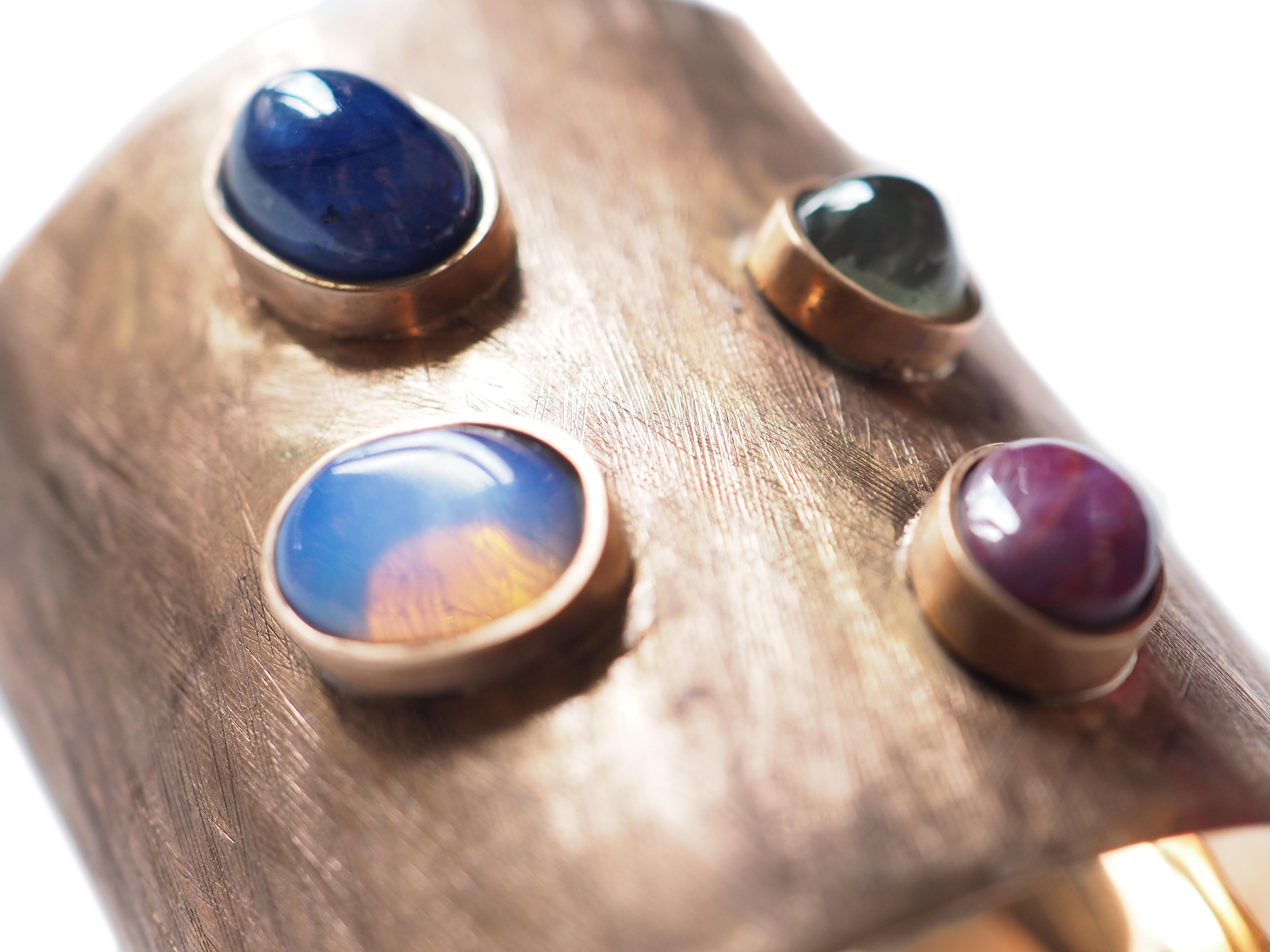Artisan Bracelet jonc en bronze avec rubis, opale et saphirs bleus étoilés en vente