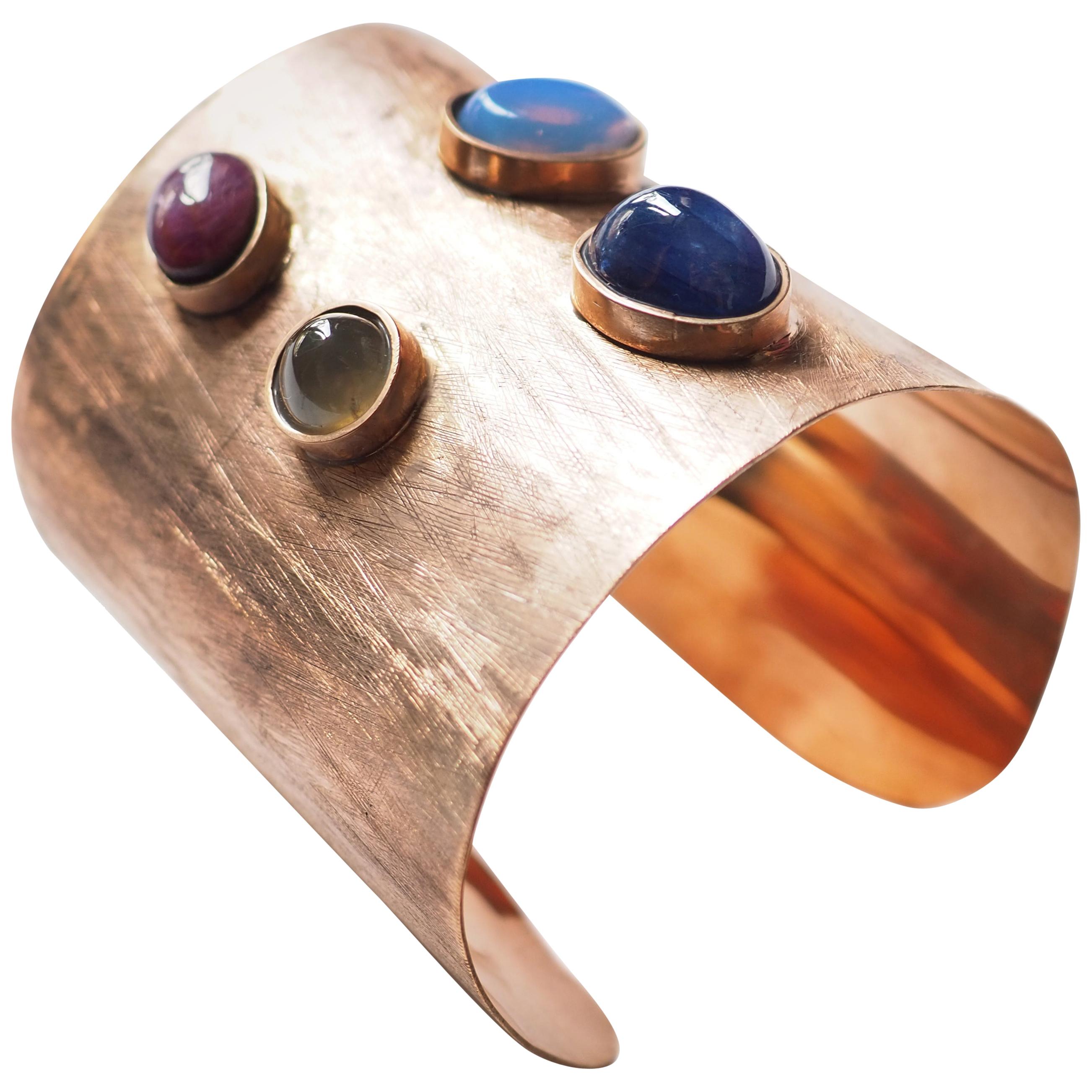 Bracelet jonc en bronze avec rubis, opale et saphirs bleus étoilés en vente