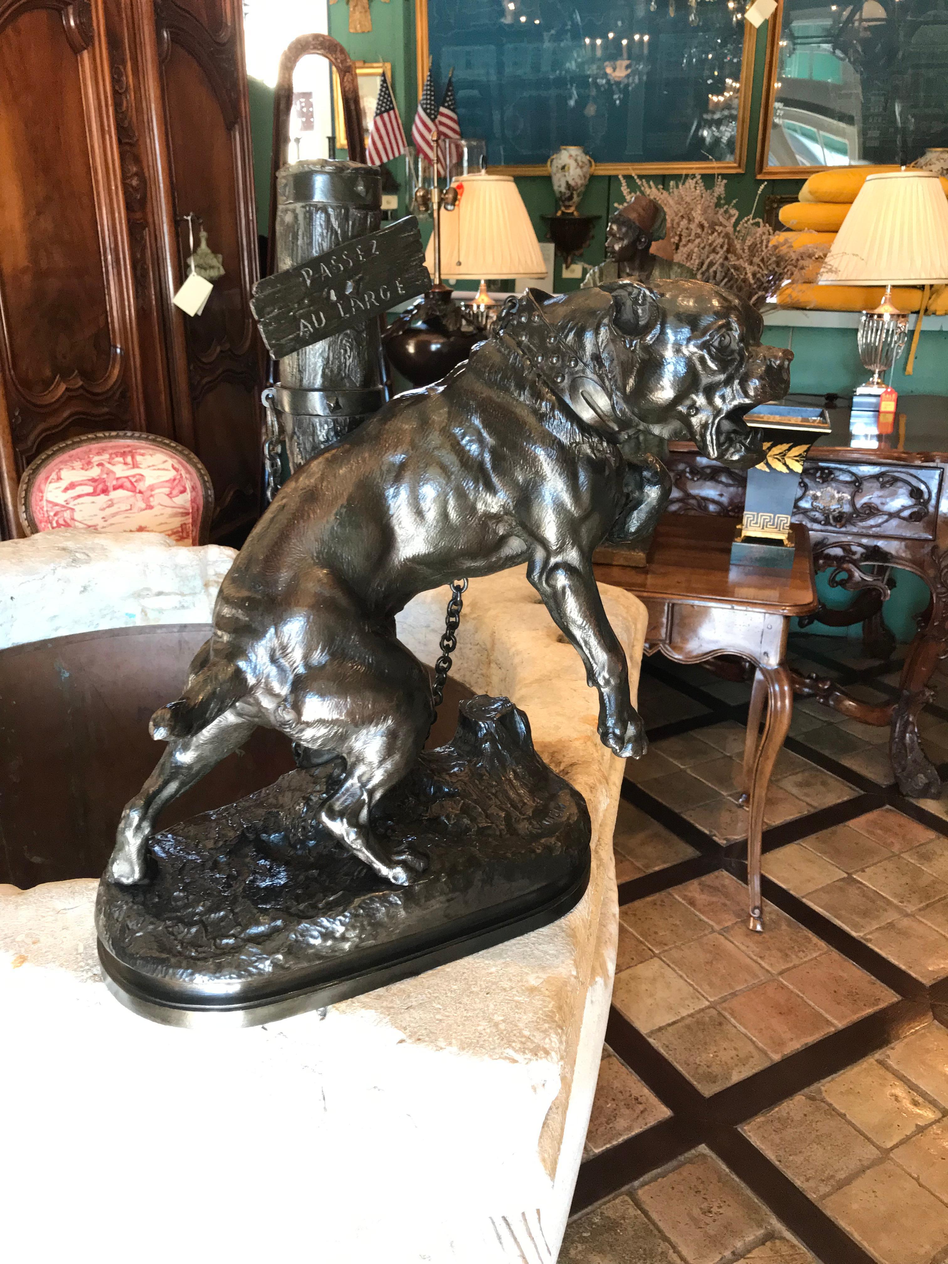 Sculpture en bronze Mastiff Charles Valton Dog Bronze statue animalier Antiques . Signé et tamponné . Valton était connu pour ses grands chats, mais son œuvre la plus célèbre est probablement le chien mastiff enchaîné. C'est ce modèle particulier