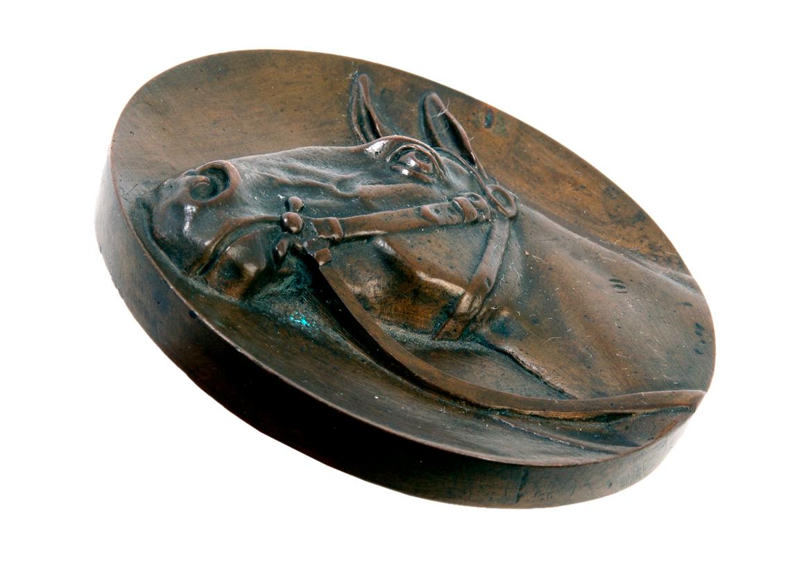Medallón de Bronce en Bajo Relieve de Caballo Pura Sangre Campeón Georgiano en venta