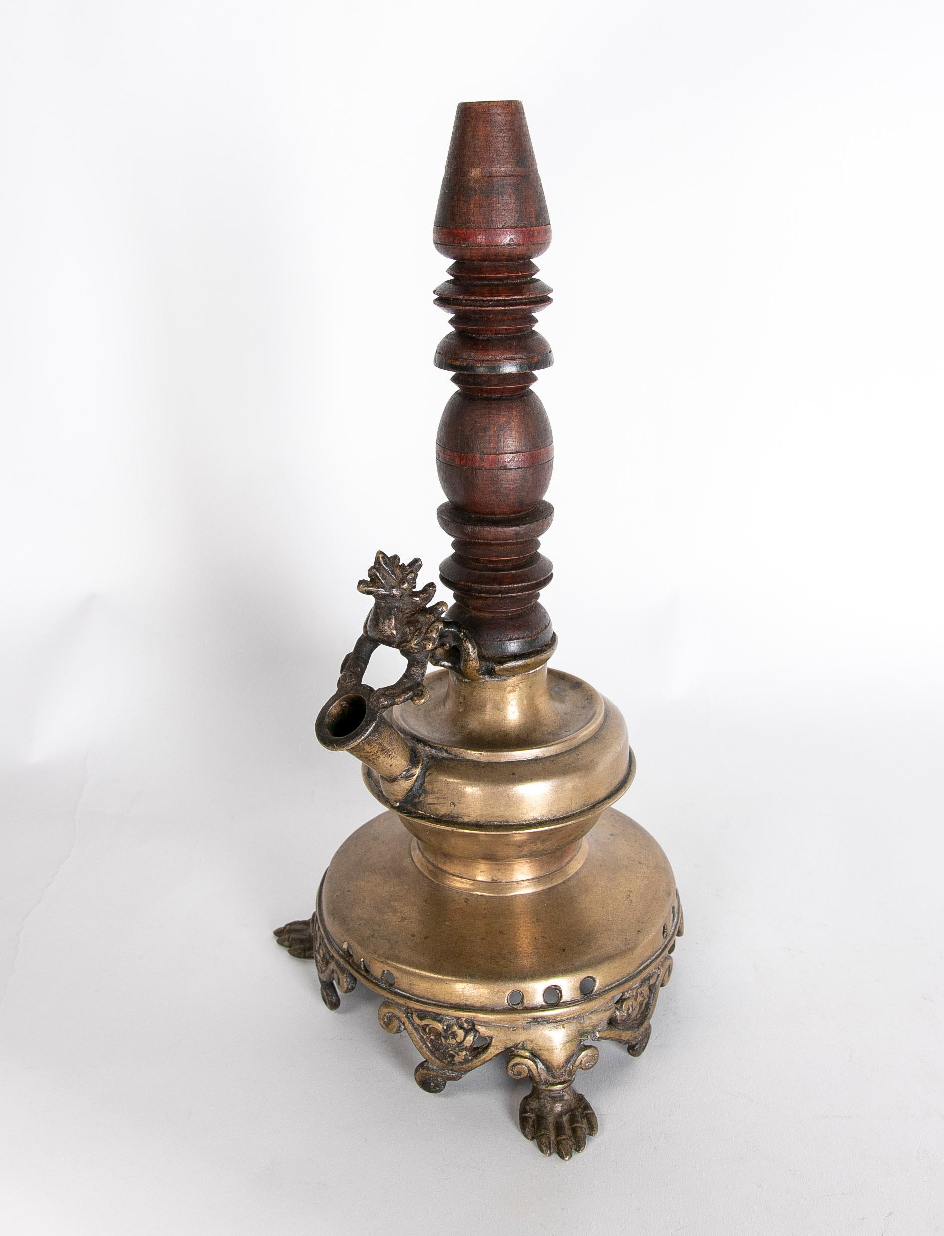 Asiatico Base in bronzo con parte centrale in legno tornito per fumare in vendita
