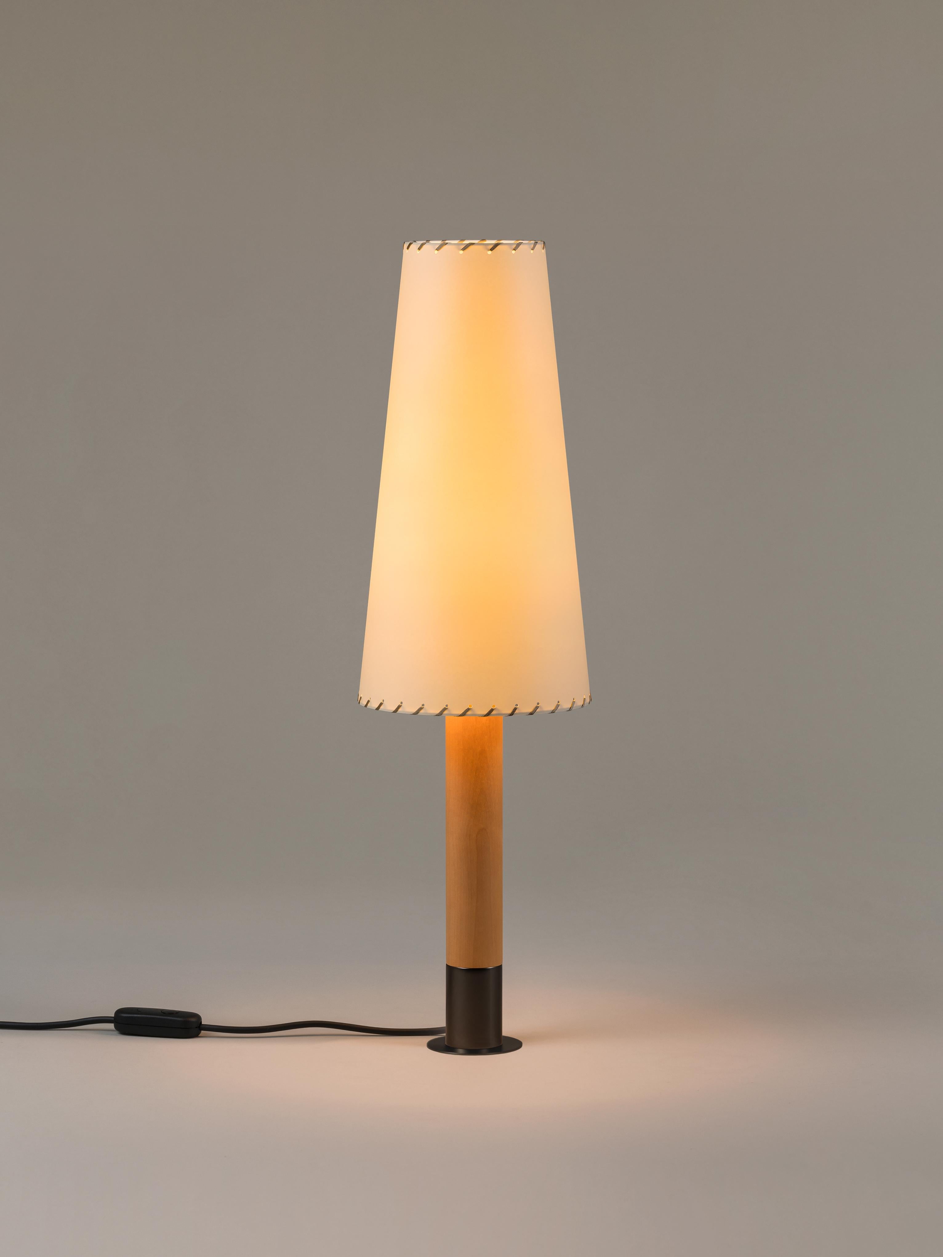Bronze Básica M2 table lamp by Santiago Roqueta, Santa & Cole
Dimensions: D 20 x H 71 cm
Materials: Bronze, birch wood, paperboard.
Available in nickel or bronze and with or without the stabilizing disc.

The Básica lamp champions the return to