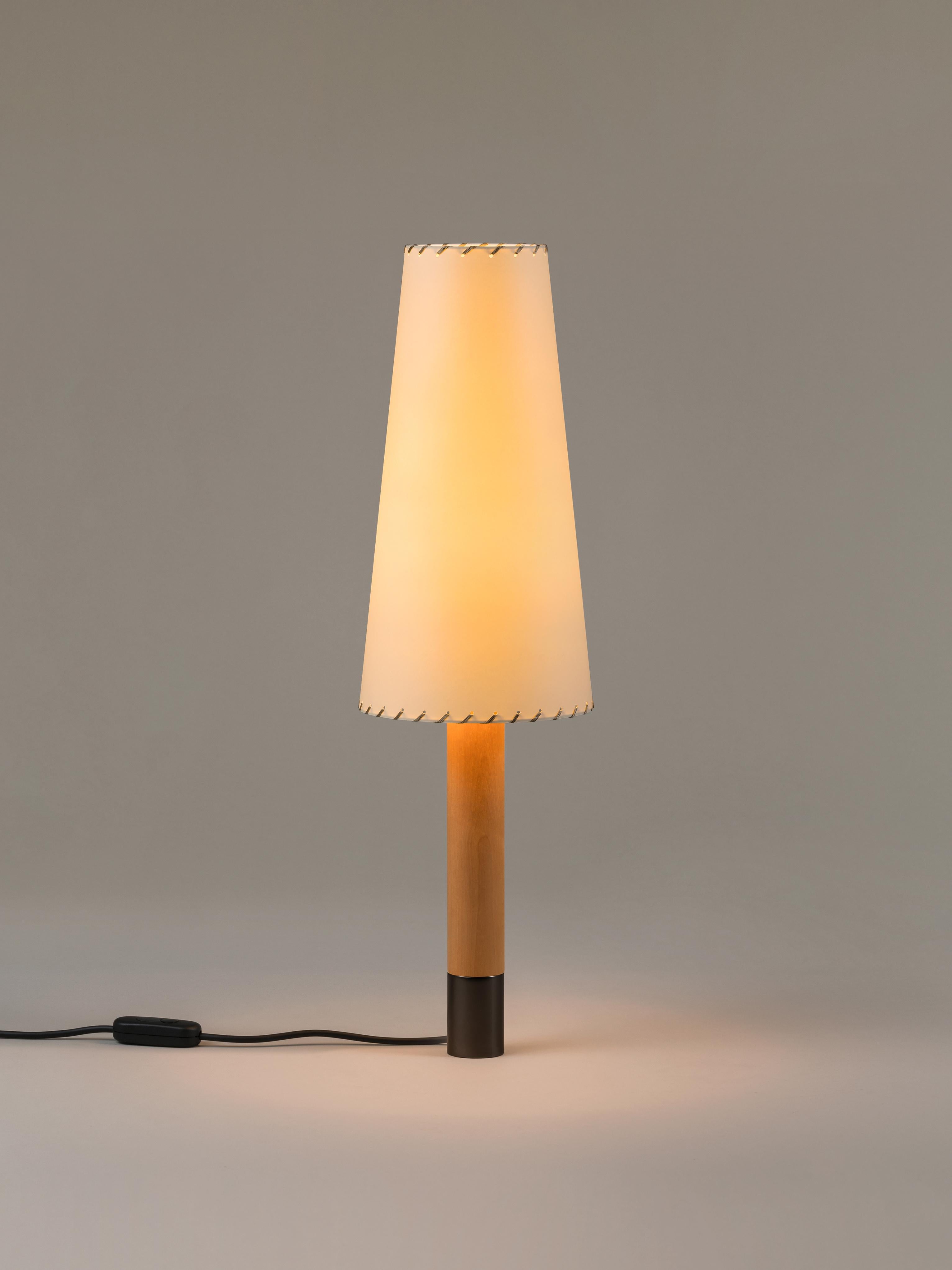 Bronze básica M2 table lamp by Santiago Roqueta, Santa & Cole
Dimensions: D 20 x H 71 cm
Materials: Bronze, birch wood, paperboard.
Available in nickel or bronze and with or without the stabilizing disc.

The Básica lamp champions the return to