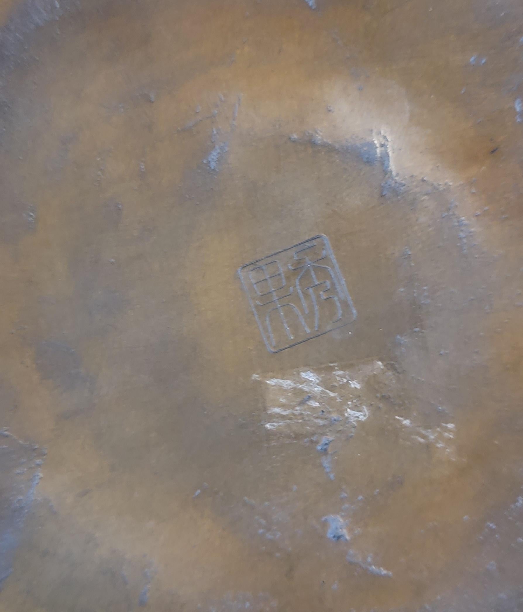 Vaso giapponese di epoca Taisho con trama a cesto. Firmato. Fusione in bronzo massiccio molto pesante e sostanziale. Patina e condizioni originali di pregio. Misura 10.13 pollici di altezza.