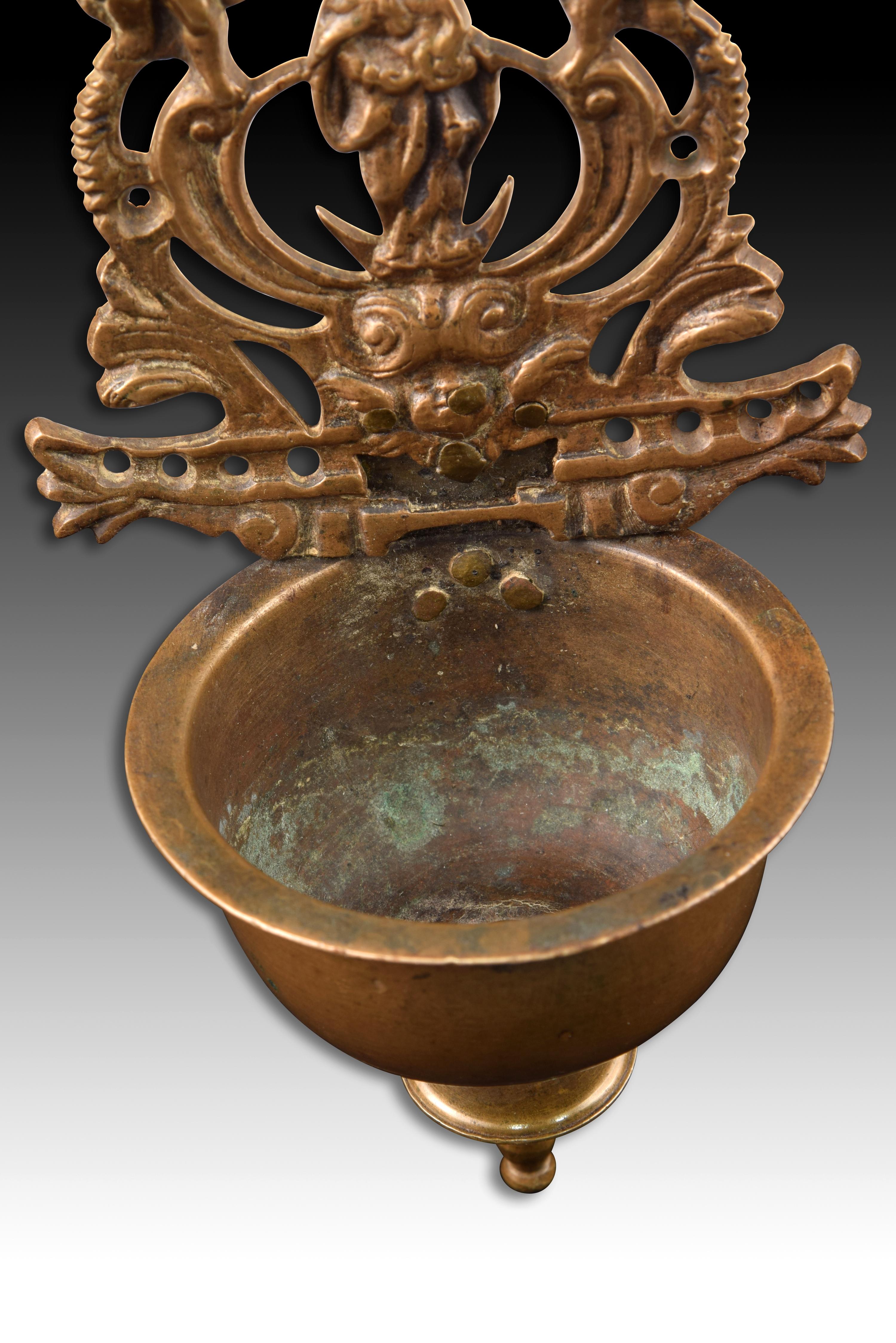 Bronze Bassin for Holy Water, Spain, 17th Century In Fair Condition For Sale In Madrid, ES