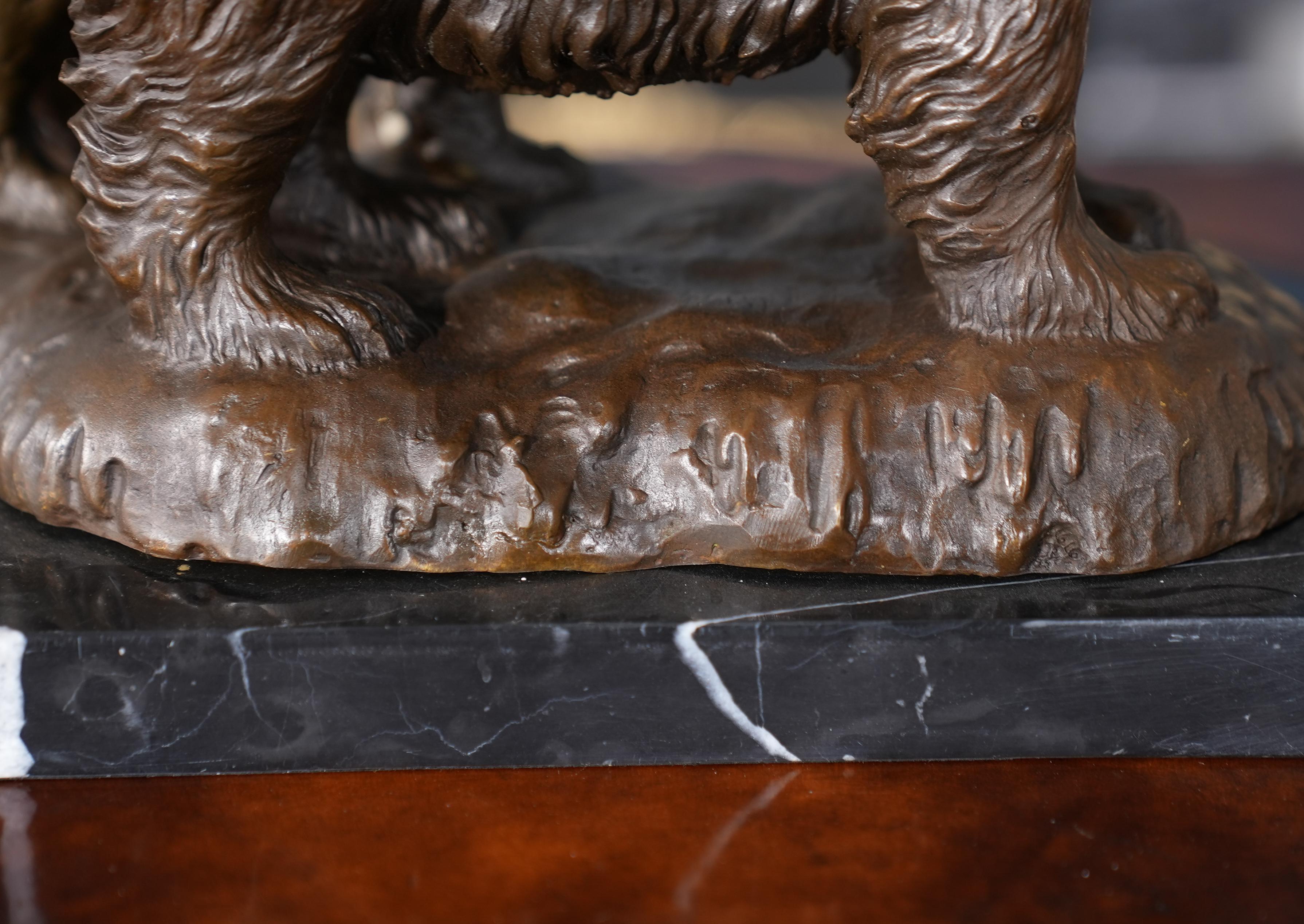 Base en marbre Ours et cub en bronze en vente 2