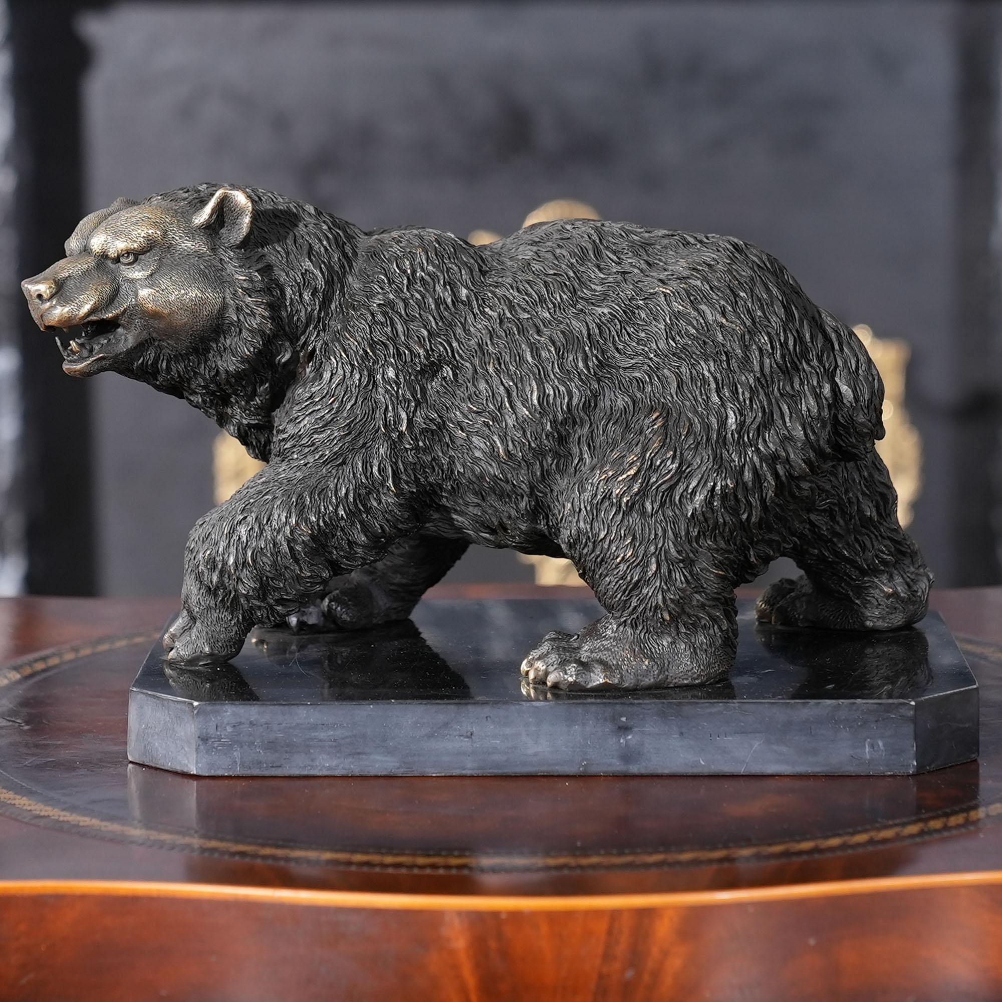 Redoutable même lorsqu'il est immobile, l'ours en bronze sur socle en marbre est un ajout saisissant à tout décor. En utilisant des méthodes traditionnelles de fonte à la cire perdue, l'ours est créé en pièces détachées puis assemblé par brasage et