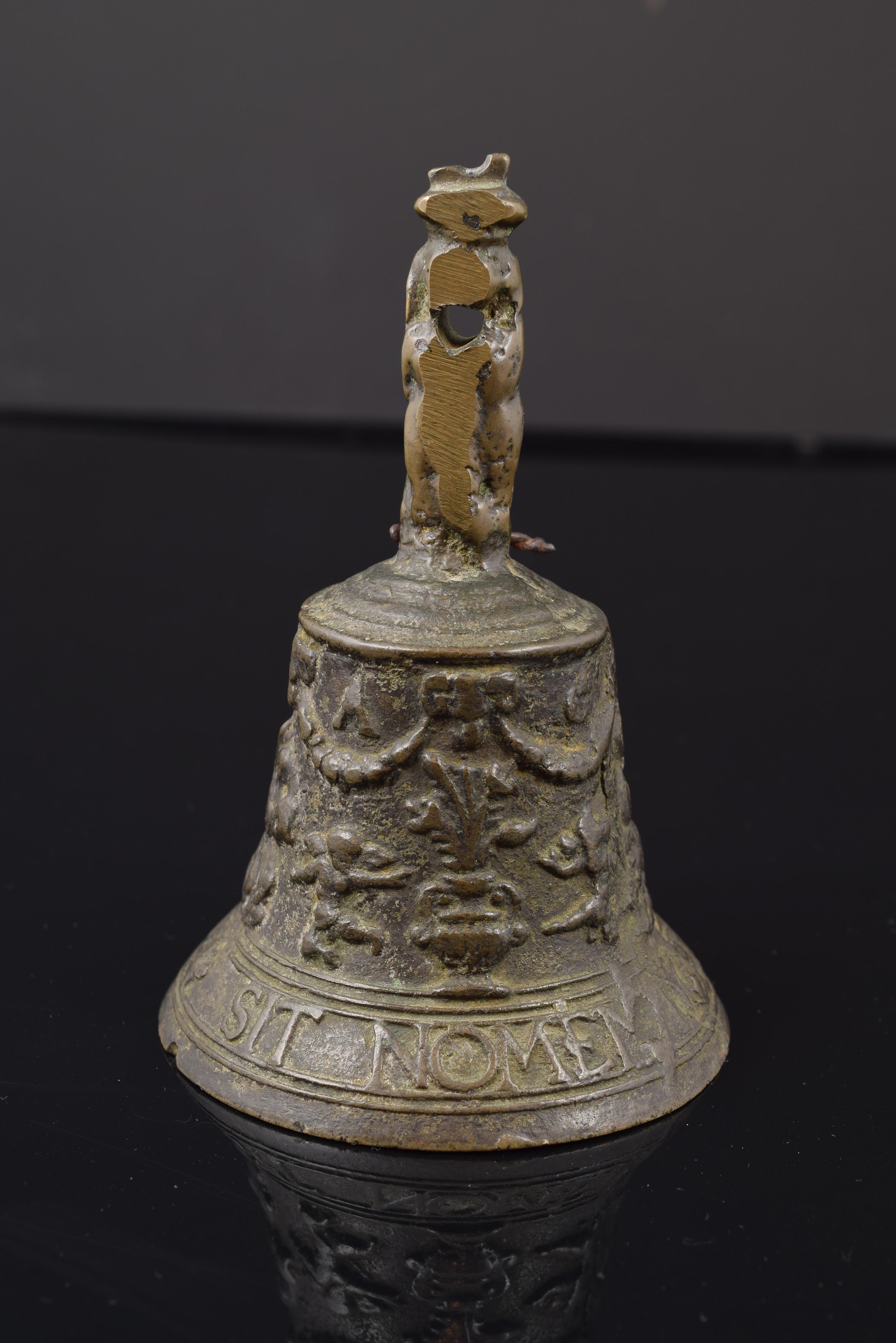 Bronze bell, 16th century. Mechelen 
 Bronze bell with religious legend in Latin on the foot and scenes in the middle. Due to use, it is somewhat difficult to distinguish the decorative elements: children, vases, garlands and bucraniums (typical of