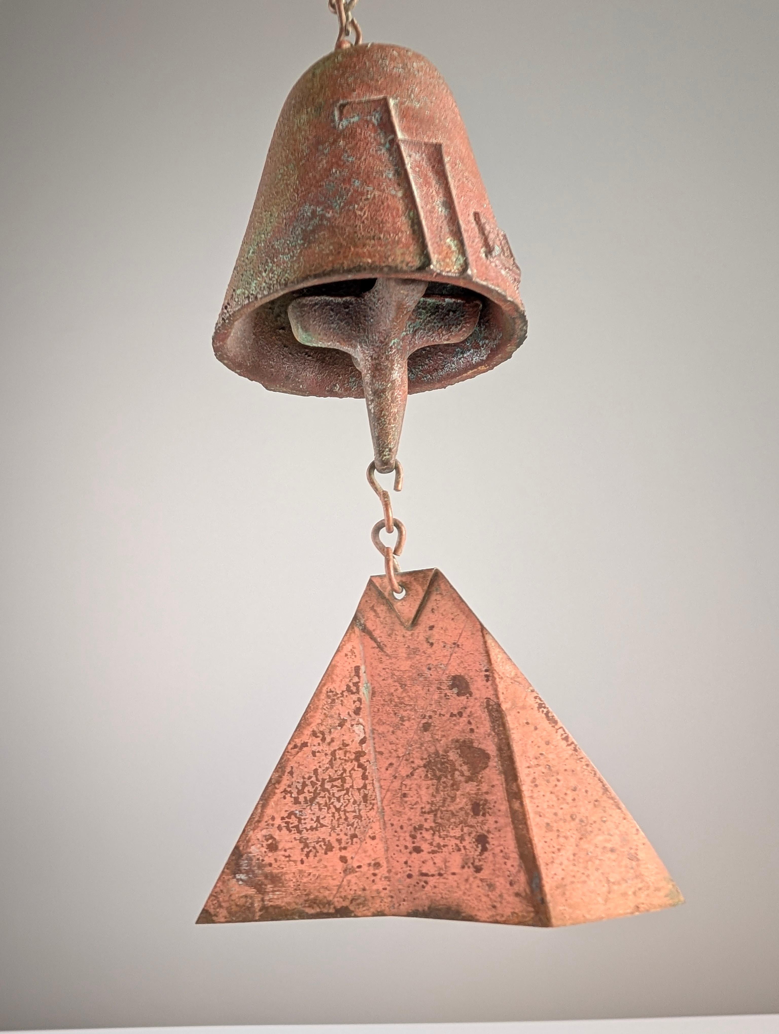 Americano Campana in bronzo di Paolo Soleri per Arcosanti, firmata anni '60 in vendita