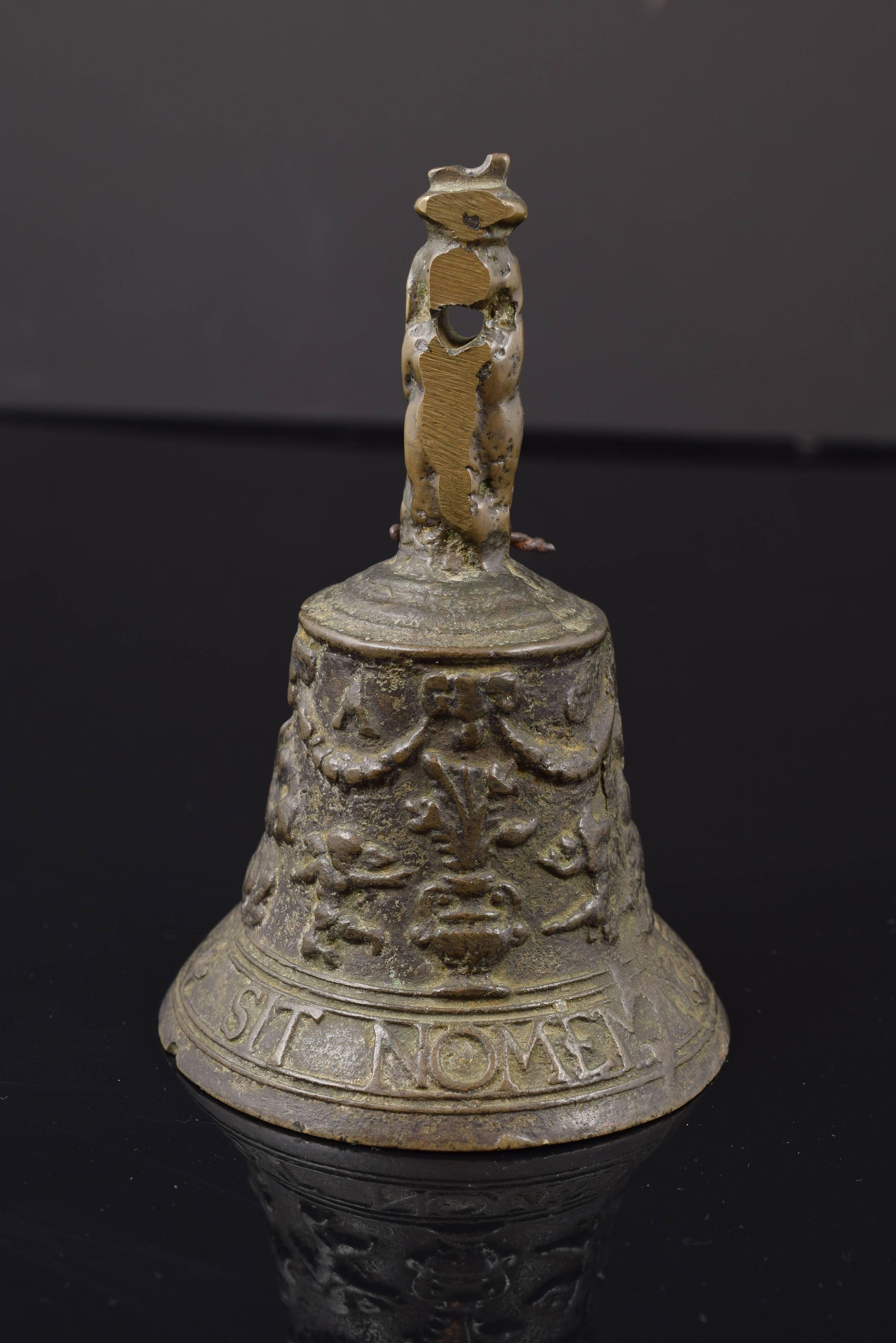 Bronze bell with religious legend in Latin in the foot and scenes in the middle. Because of its use, is difficult to distinguish the decorative elements: kids, vases, wreaths and bucráneos (typical of the Renaissance), an angel (which may be part of