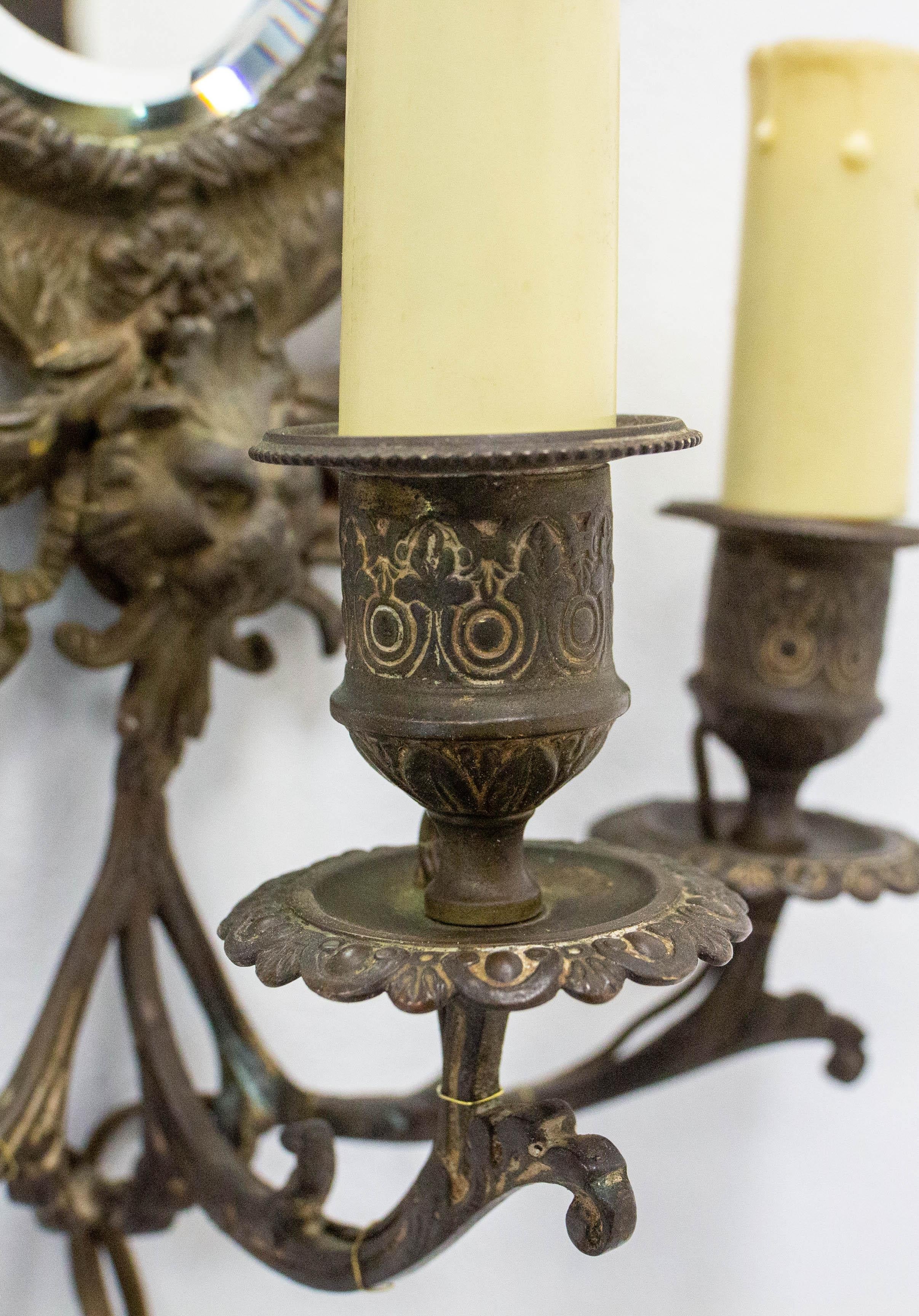 Lámpara de bronce y espejo biselado de tres luces estilo Luis XVI de finales del siglo XIX en venta 4