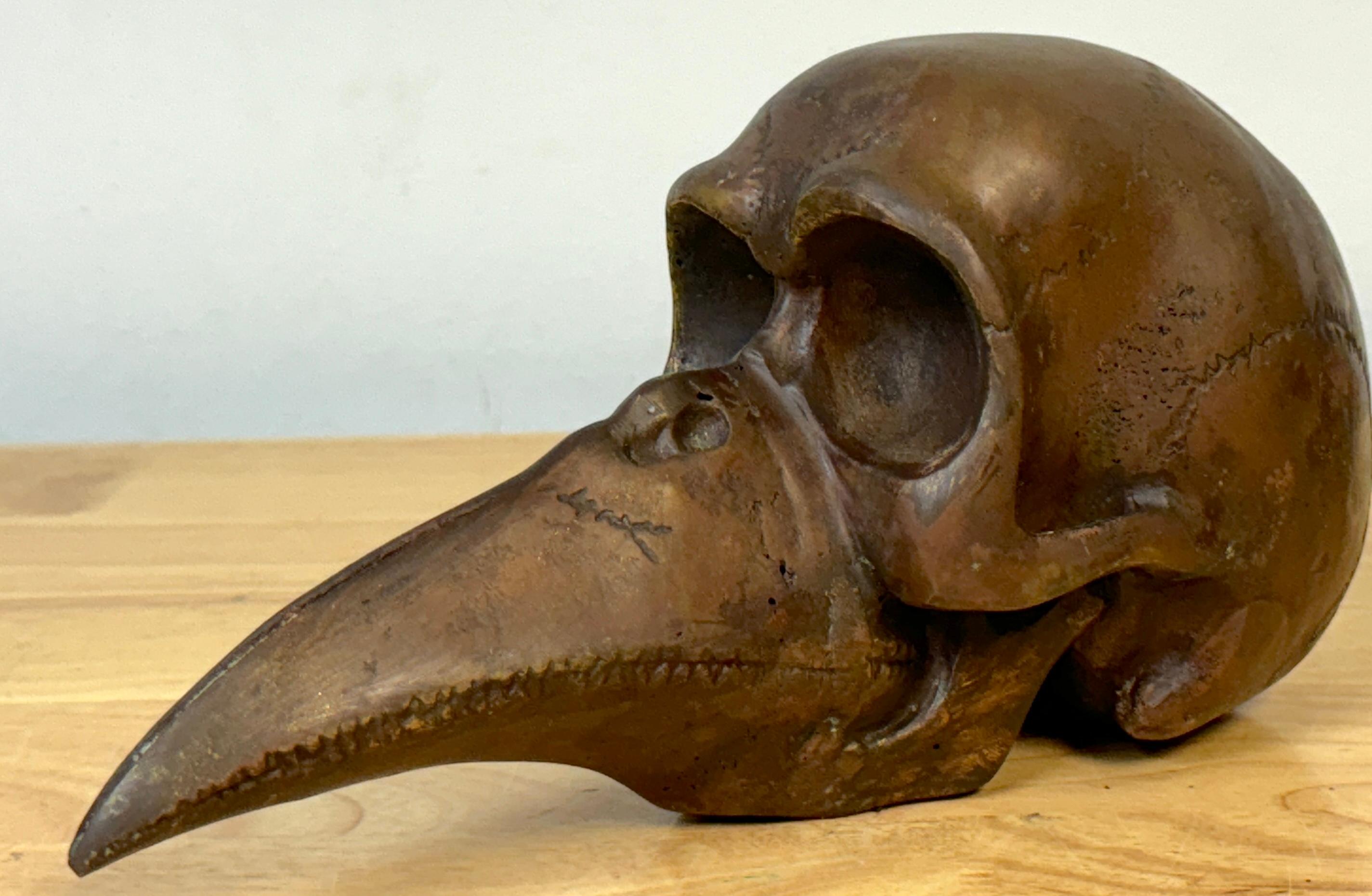 Calavera de Bronce con Pico de Pájaro Fantasía/ Memento Mori  Escultura en Bueno Estado en West Palm Beach, FL