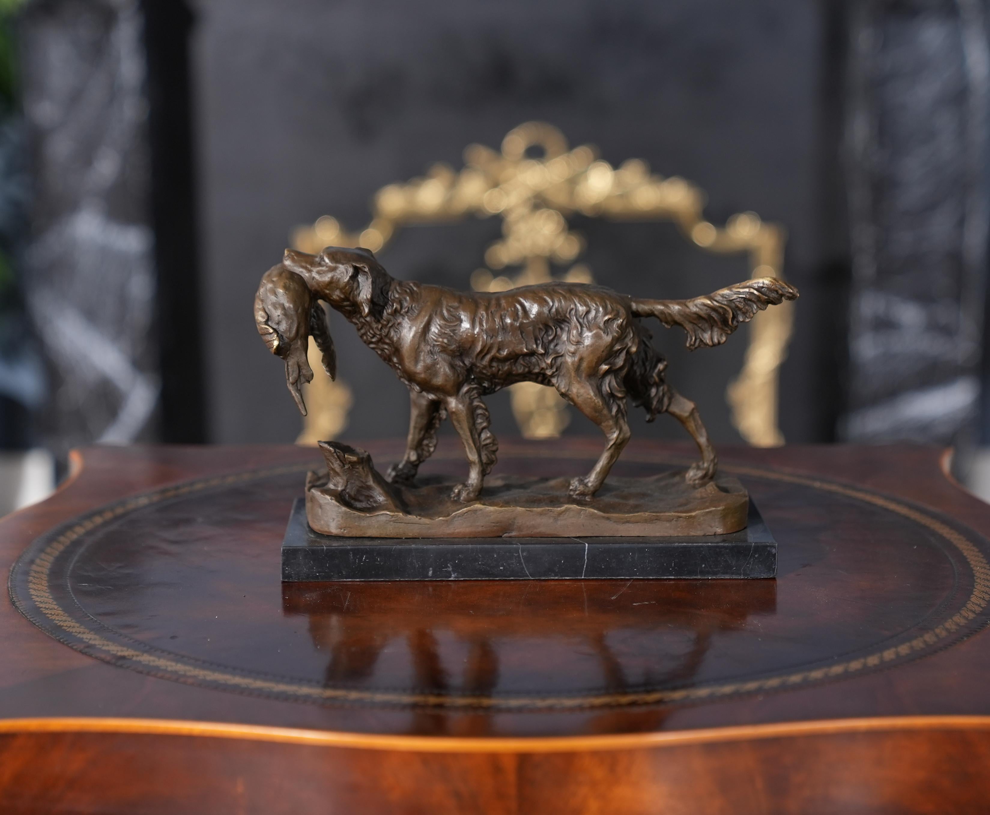 Der Vogelhund aus Bronze auf einem Marmorsockel ist selbst im Stillstand anmutig und eine auffällige Ergänzung für jede Umgebung. Im traditionellen Wachsausschmelzverfahren wird die Bronzestatue des Vogelhundes in Einzelteilen hergestellt und dann