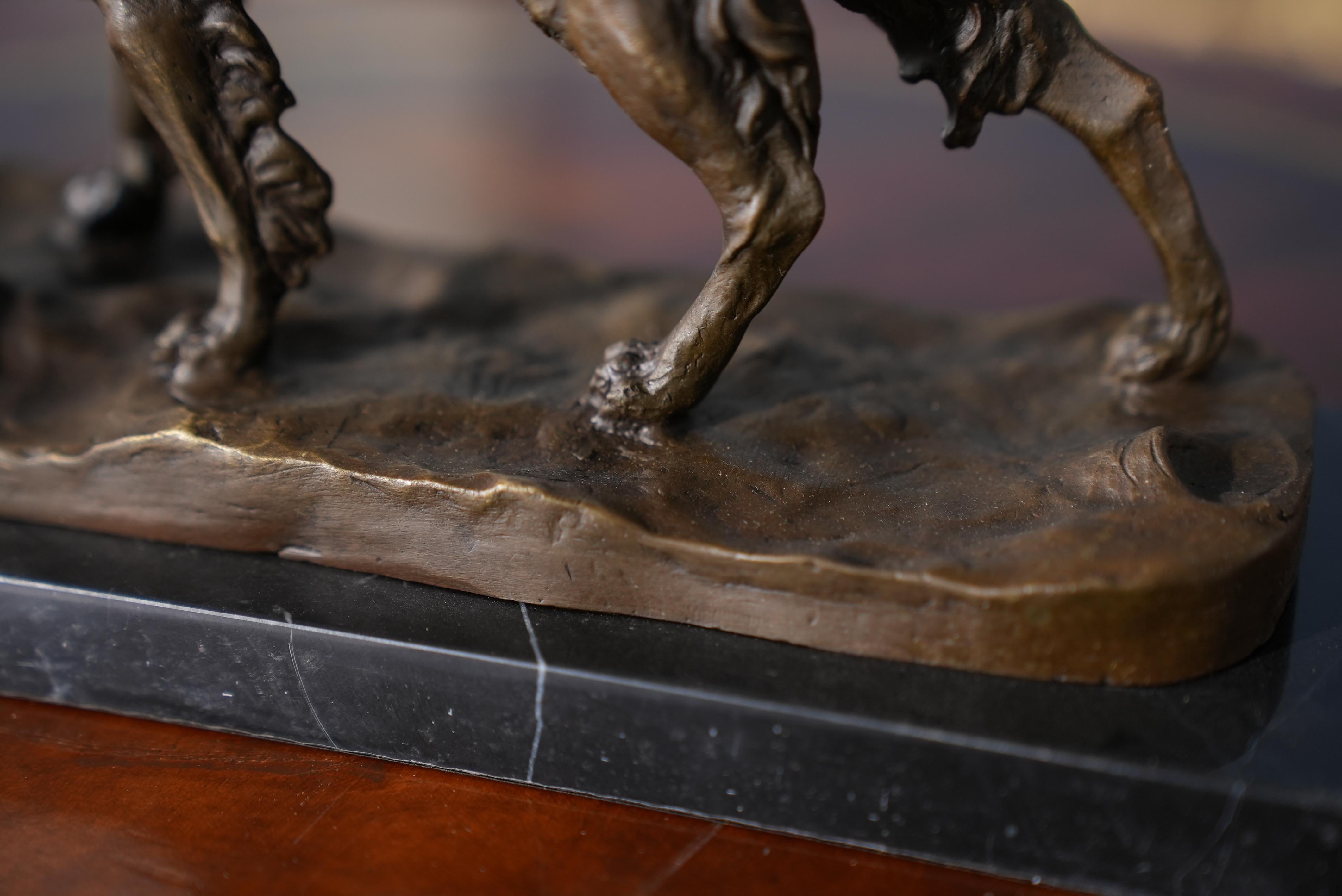 Vogelhund aus Bronze auf Marmorsockel (21. Jahrhundert und zeitgenössisch) im Angebot