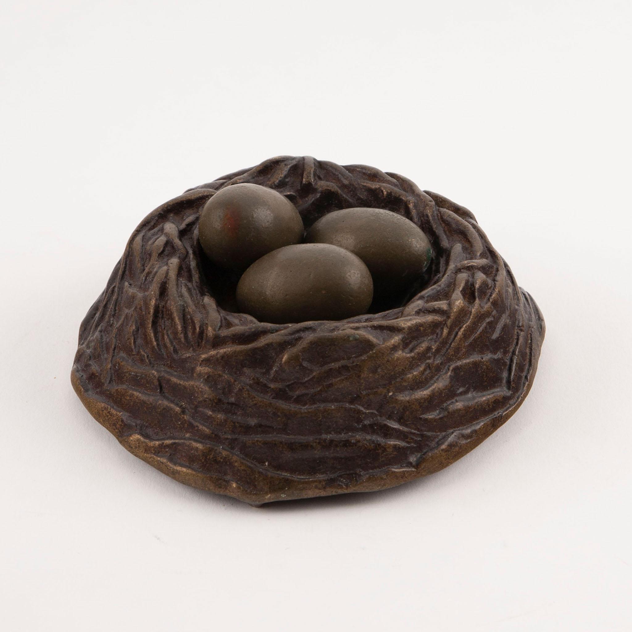 Bronze Bird's Nest with Eggs von Scott Nelles, 1985 - Eine fein gearbeitete Bronzeskulptur, die ein realistisches Vogelnest darstellt, in dem drei glatte Bronzeeier liegen, von denen jedes aus dem Nest herausgenommen werden kann. Signiert und