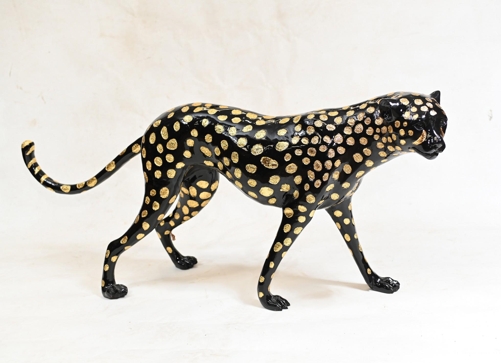 Magnifique moulage en bronze d'un grand léopard noir dans le style Art déco
Bonne taille avec près d'un mètre de long
Le casting est superbe, regardez comment les taches des créatures ont été rendues en noir.
L'artiste a vraiment capturé la