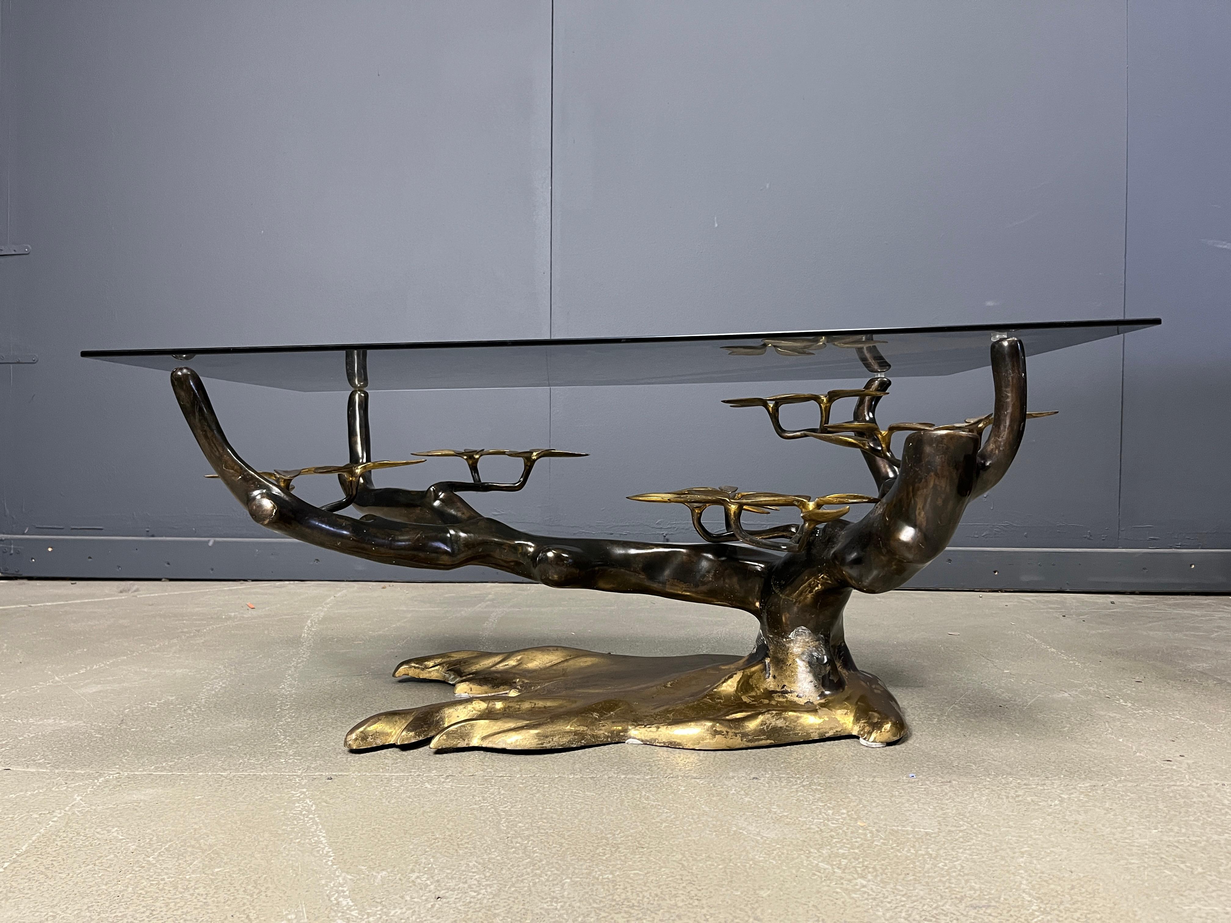 Table basse en bronze en forme de bonsaï par Willy Daros.

Sculpture magnifiquement fabriquée, livrée avec un plateau en verre fumé.

Années 1970 - Belgique

Dimensions :
Hauteur : 40cm
Largeur : 100cm
Profondeur : 60cm

Réf. : 25112501

*Toutes les