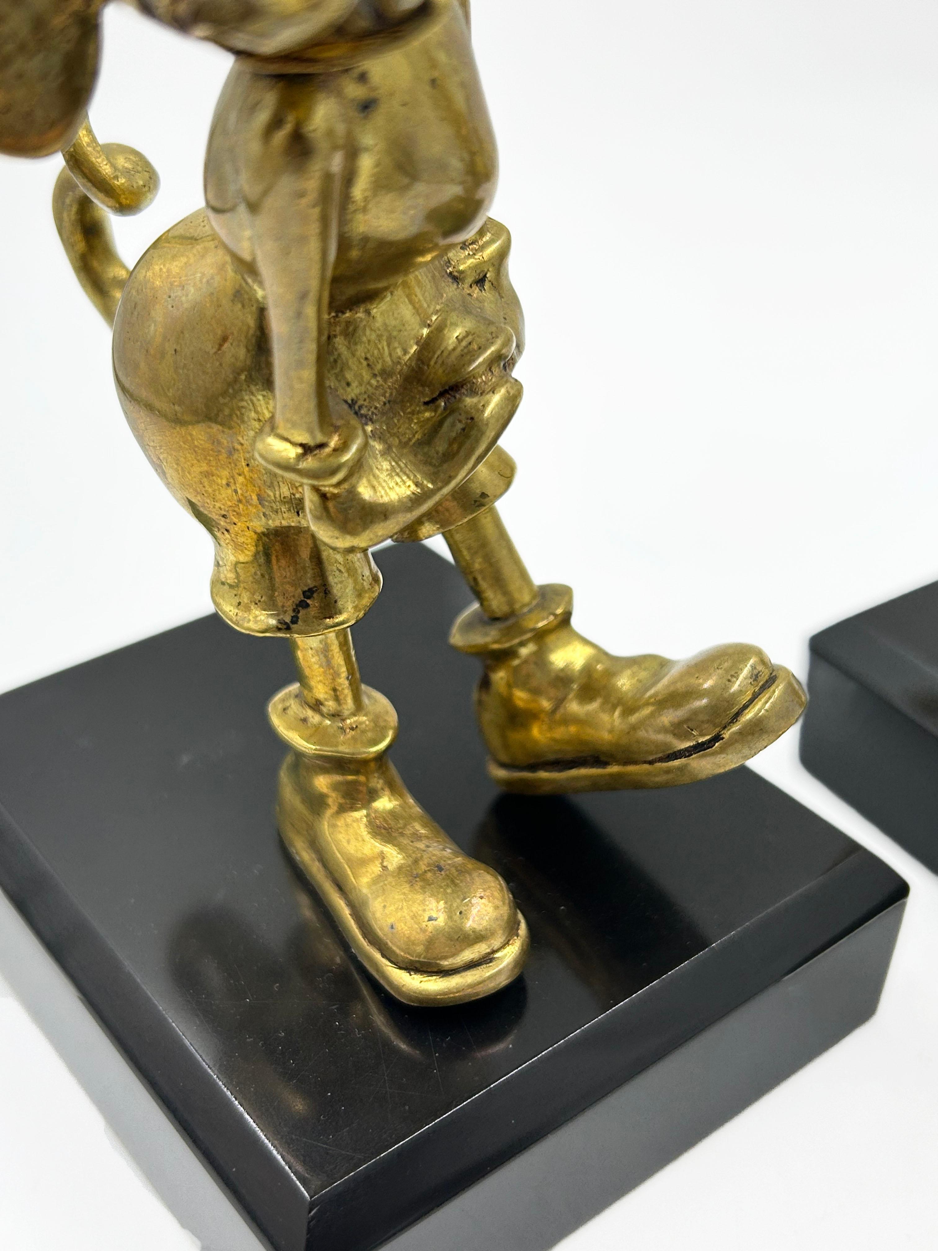 Fermalibri in bronzo del personaggio Disney, anni '30
Questa coppia di fermalibri in bronzo massiccio raffigura un personaggio iconico dell'animazione, interpretato nello stile artistico unico del creatore. Ogni pezzo poggia su una solida base nera
