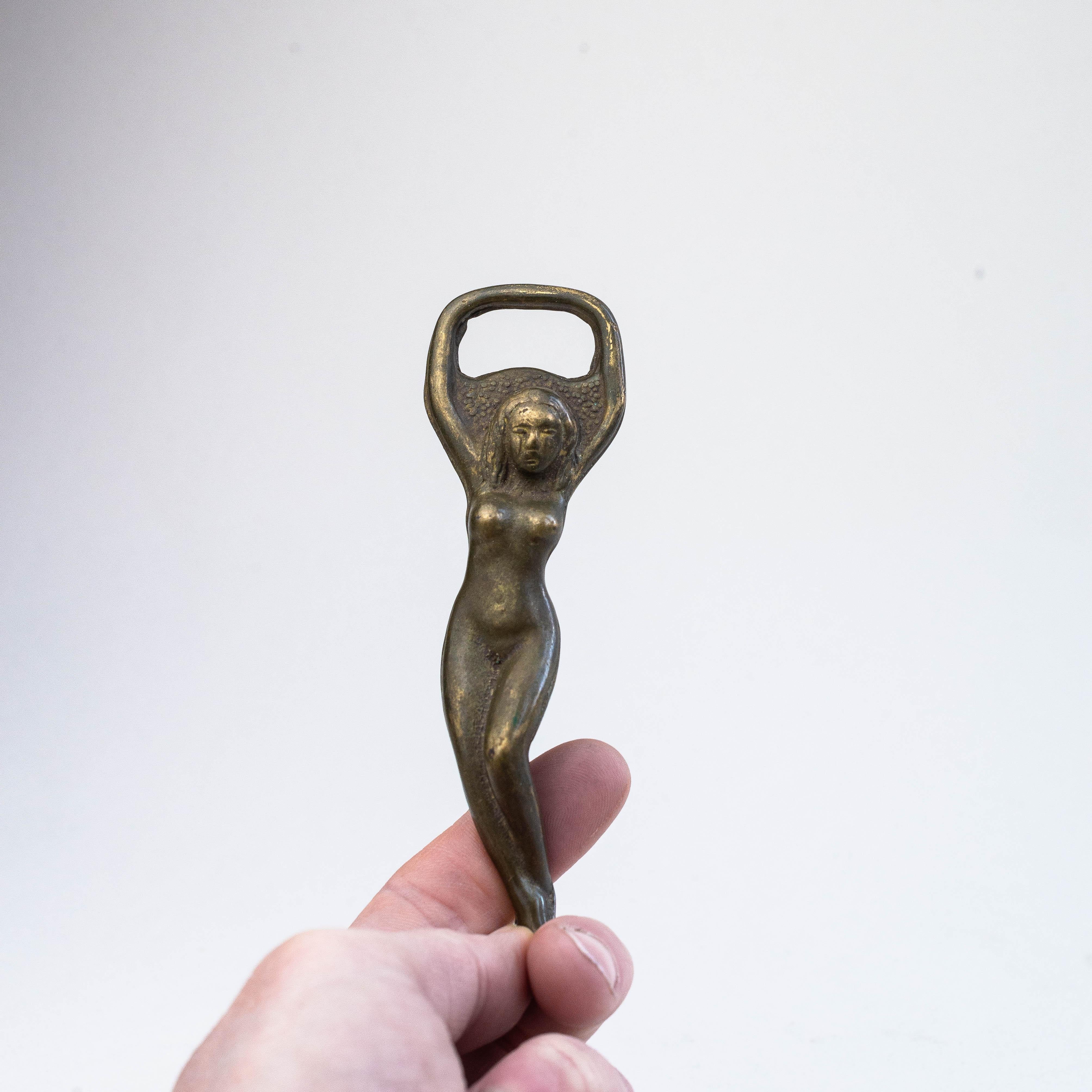 Apribottiglie in bronzo, figura di donna, anni '70

Simpatico e originale apribottiglie che raffigura una donna o una dea nuda.

Perfetto da aggiungere a qualsiasi set di accessori da cucina!

Bella patina!