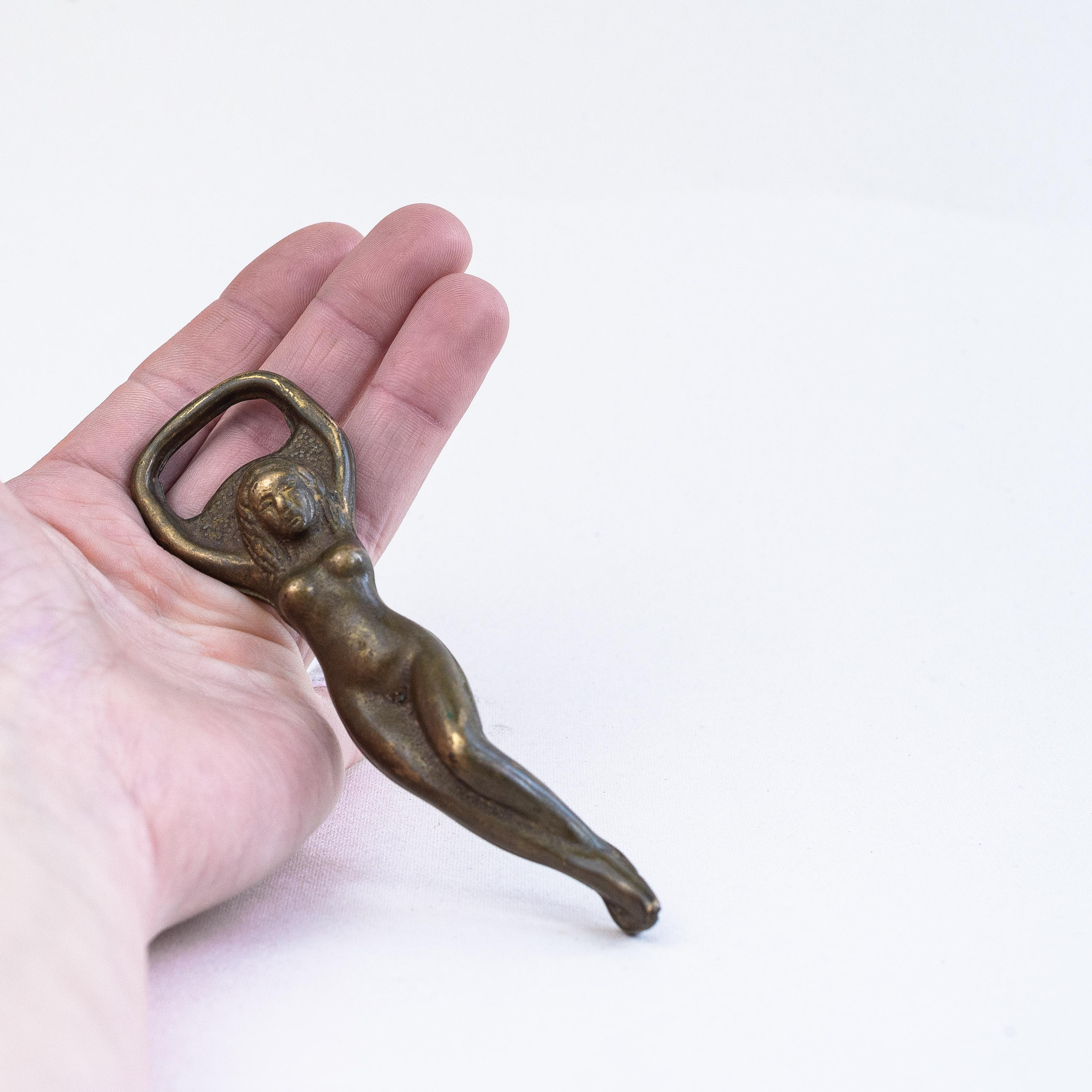 Francese Apribottiglie in bronzo, figura di donna, anni '70 in vendita