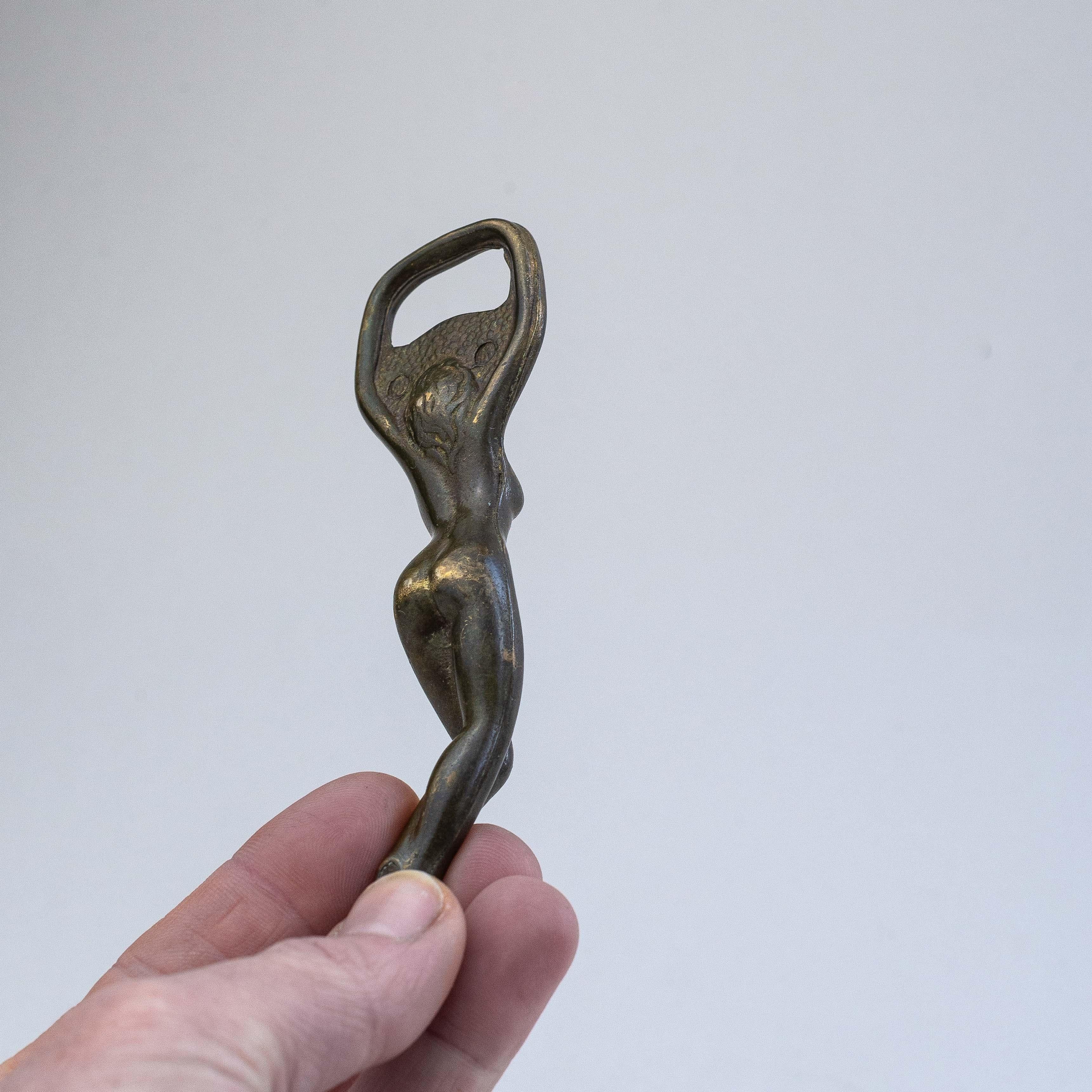 Apribottiglie in bronzo, figura di donna, anni '70 in vendita 1