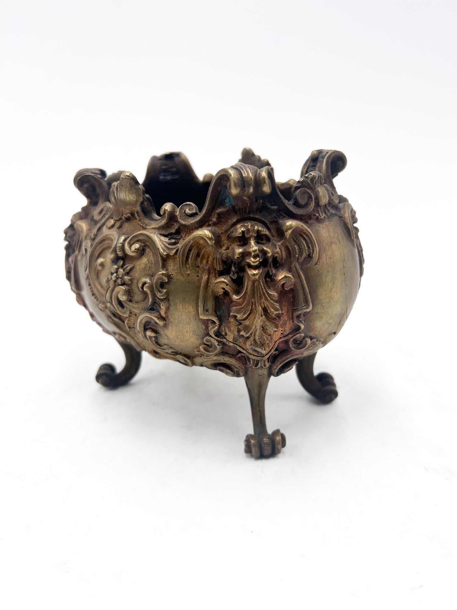 Bronze cup made by Antonio Pandiani in 1800.

Measures: Ø 12 cm Ø 10 cm h 10 cm

Antonio Pandiani was born in Milan in 1838 and died there in 1928.  

He was a great neoclassical sculptor belonging to the well-known artistic and industrial dynasty