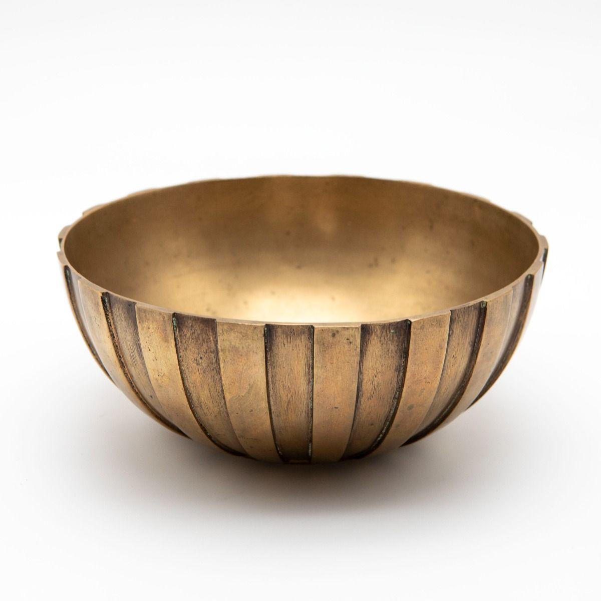 Ciotola in bronzo con decorazione a rilievo stilizzata, eseguita da Vendor, Copenaghen, metà degli anni Quaranta.
Firmato con il monogramma E.L. alla base e timbrato Vendor Copenhagen.

In condizioni originali e intatte (se lo si desidera, può