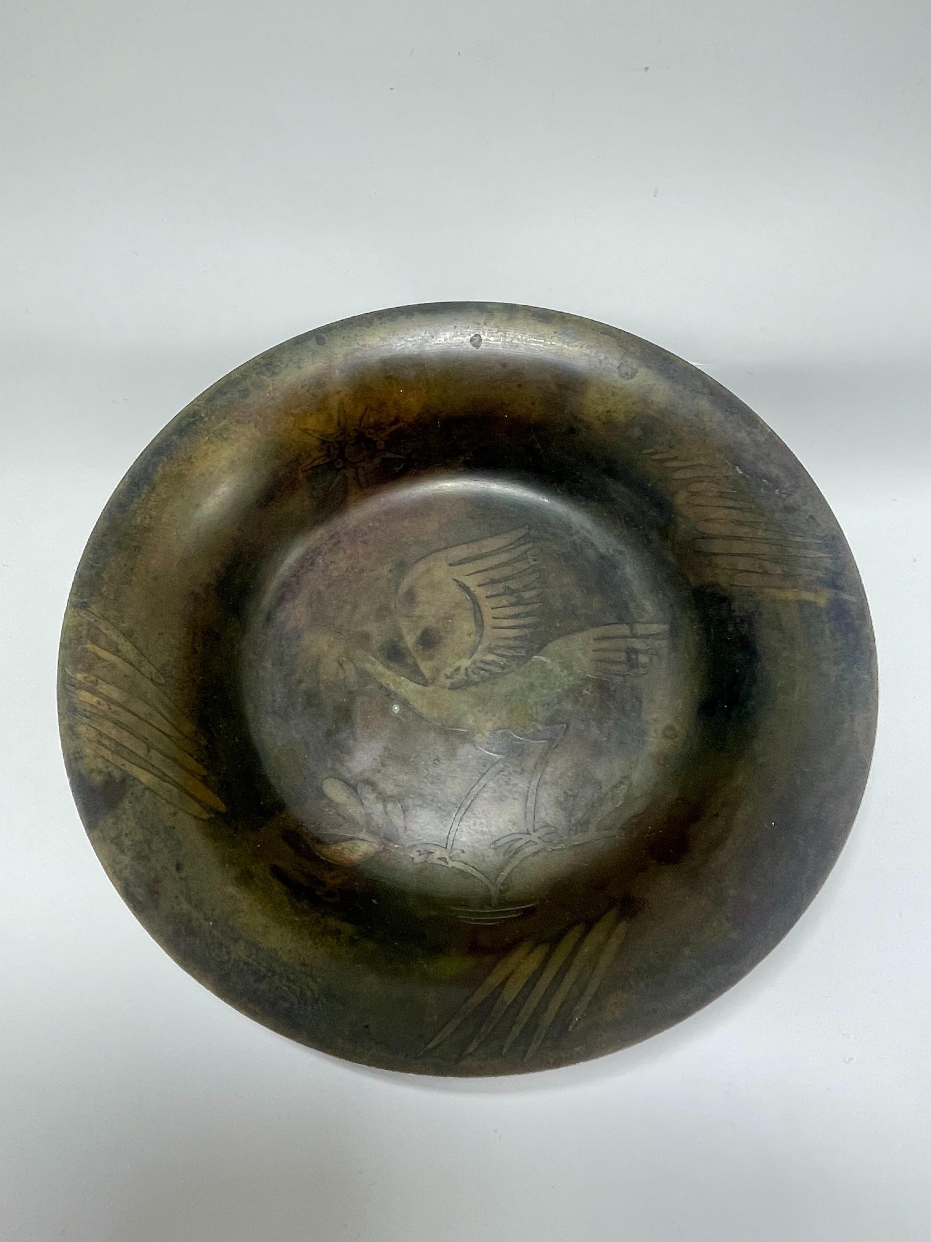 Magnifique bol Kromo Metal en bronze massif avec un décor de héron sur la face du bol.

Un bol en métal bronze Kromo est une pièce de design scandinave moderne du milieu du siècle, de la marque ou du studio Kromo, connu pour la création d'objets