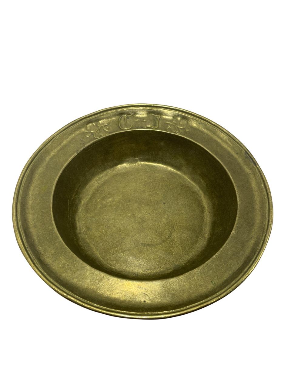 Antica ciotola in bronzo pesante risalente alla Svezia del 18° secolo. Fabbricante sconosciuto. 
